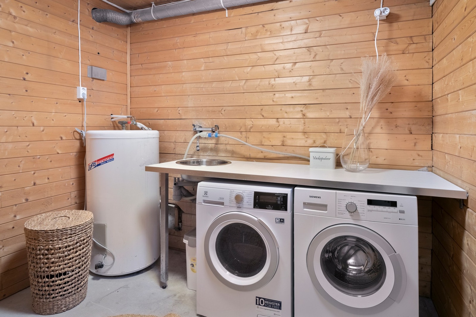 I underetasjen finner du også et eget vaskerom. Vaskerommet er funksjonelt innredet med plass til vaskemaskin og tørketrommel. Dette gir en ryddig og praktisk løsning for husets klesvask og tekniske installasjoner. Galleribilde