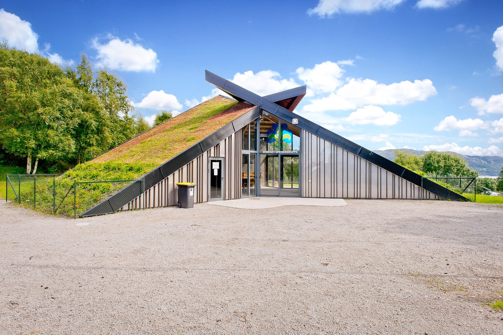 Daglige innkjøp kan gjøres ved nærliggende dagligvarebutikker som Coop Mega, Rema 1000 og Coop Extra. Galleribilde