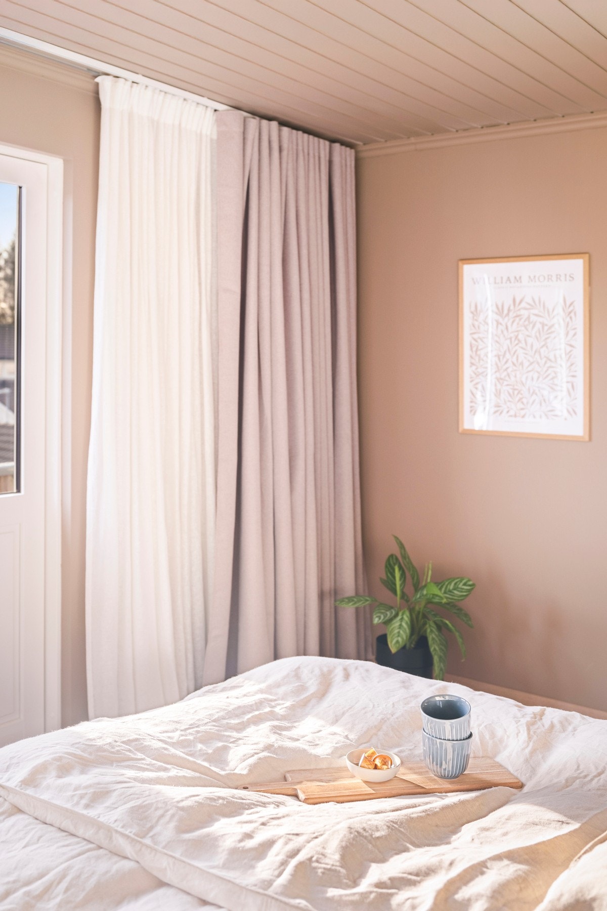 Hovedsoverommet har rikelig med plass til både dobbeltseng, nattbord og garderobeløsning. Galleribilde