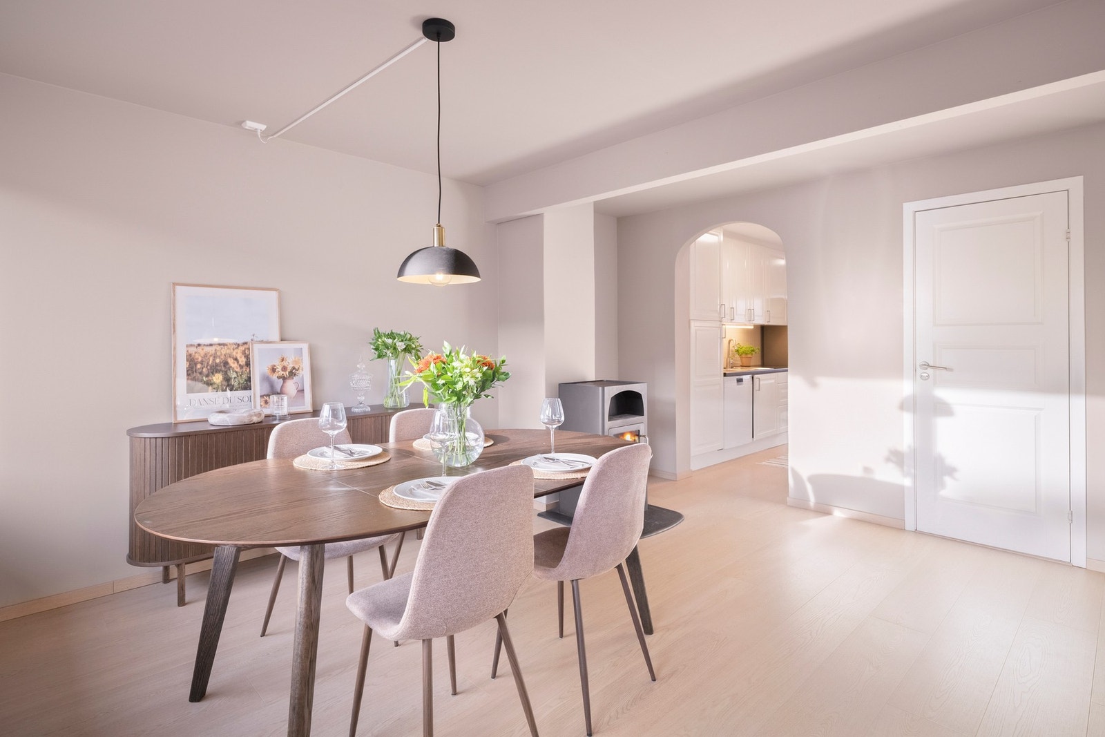 Spisestuen har en naturlig og funksjonell plassering i tilknytning til stuen og kjøkkenet. Galleribilde