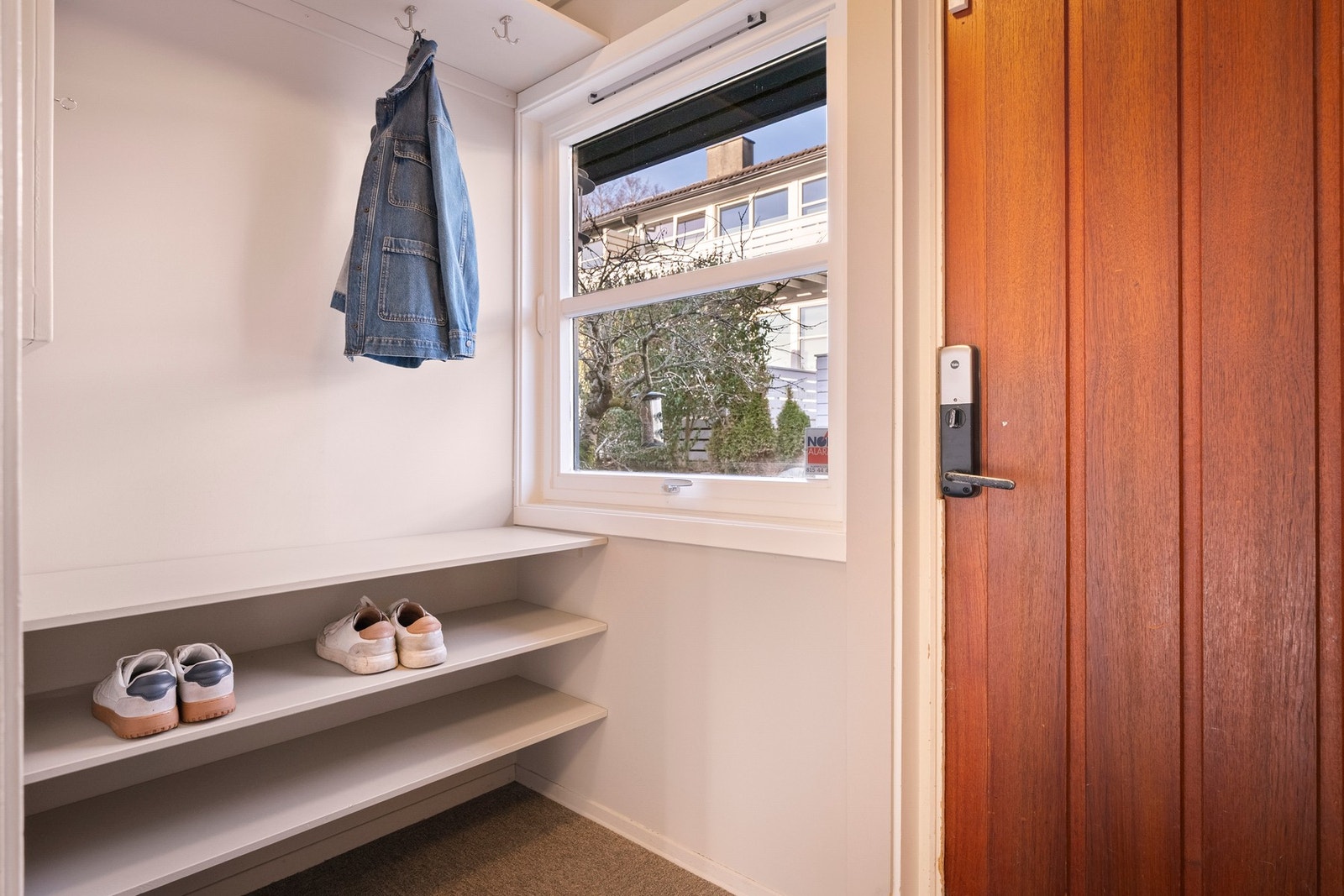 Entréen er lys og praktisk, med god plass til oppbevaring av yttertøy og sko. Dette er et ryddig og funksjonelt inngangsparti som gir et godt førsteinntrykk av boligen. Galleribilde