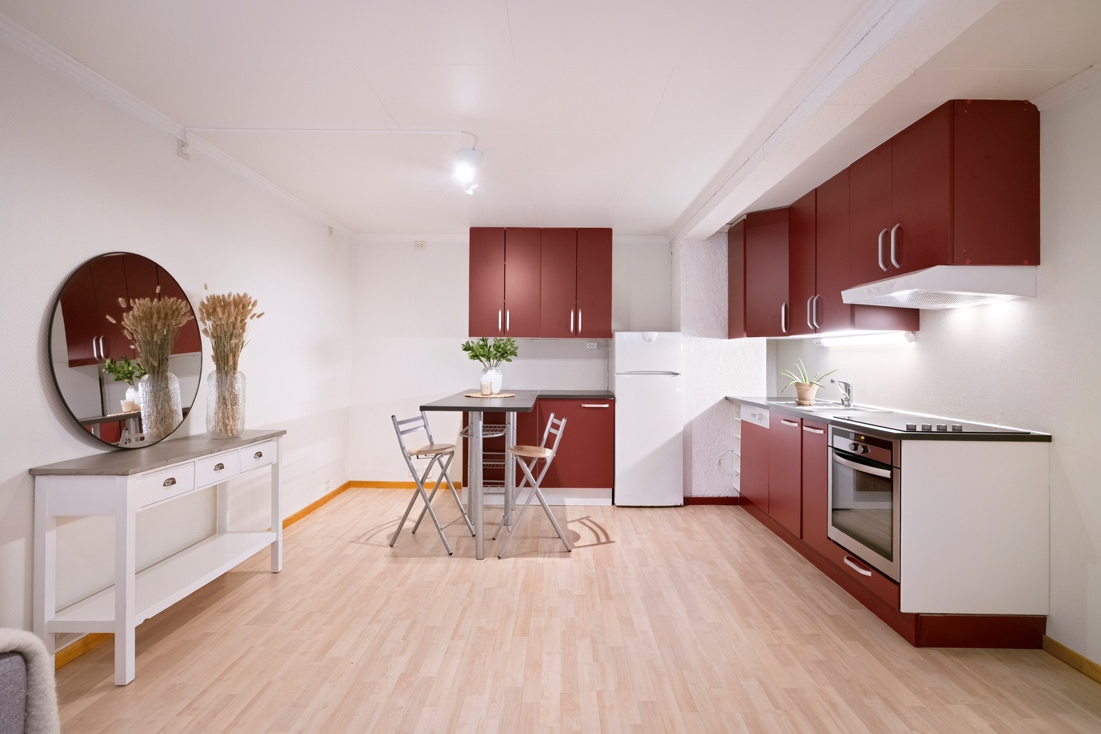 I tillegg er det etablert eget kjøkken i underetasjen, noe som åpner for mange bruksmuligheter, enten som en separat sone for større barn eller gjester. Galleribilde