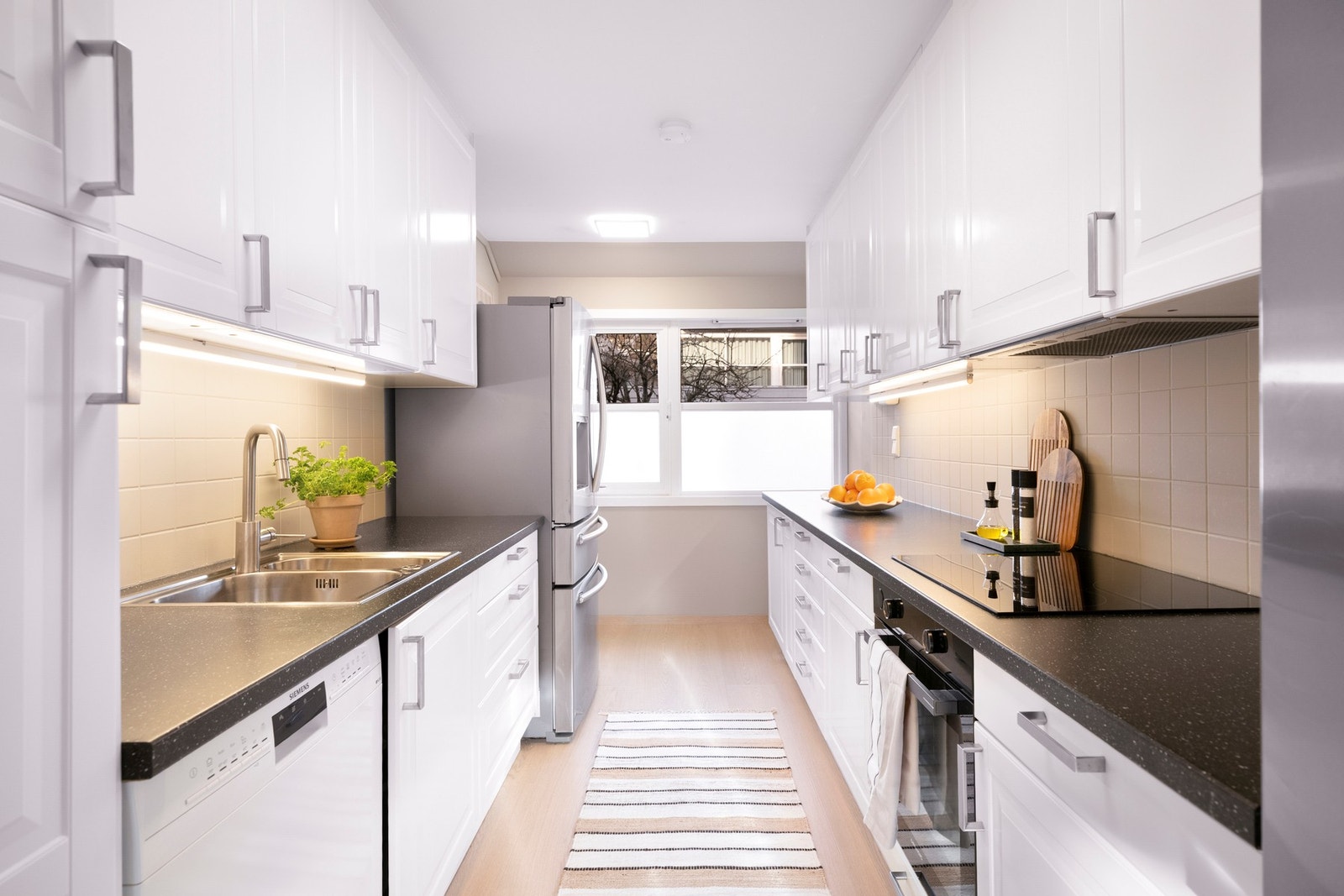 Kjøkkenet har en funksjonell og tidløs innredning, med gode skap- og benkeløsninger som gir rikelig med arbeidsplass. Galleribilde