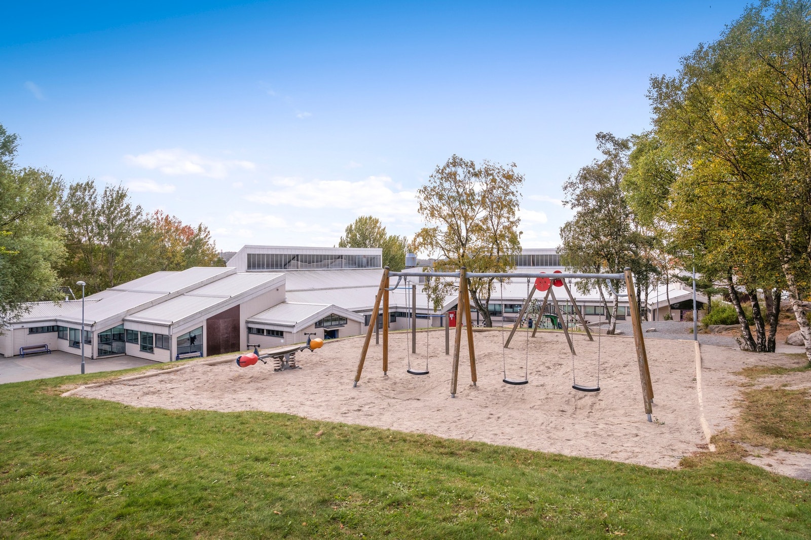 Det er trygg gang- og sykkelavstand til Gausel barneskole, og kort vei til Gautesete ungdomsskole. Galleribilde