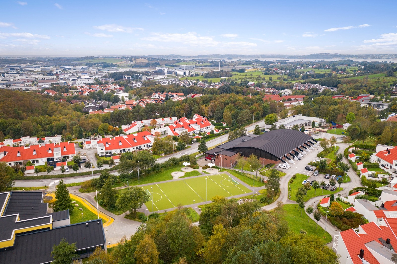 Eiendommen har en attraktiv beliggenhet i et veletablert og svært barnevennlig boligområde på Godeset i Stavanger kommune. Galleribilde