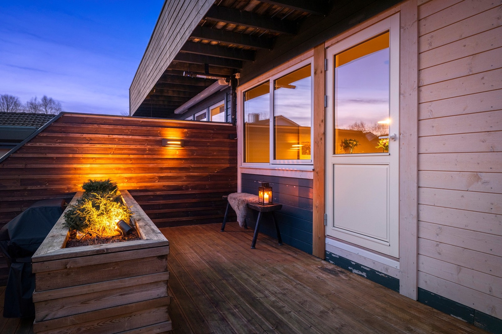 I forbindelse med utskiftning av vinduer så trenger fasaden ny maling. Det er frivillig hvilken farge man maler huset. Galleribilde