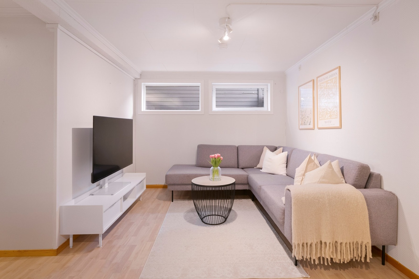 I underetasjen er innredet som en romslig hybel (ikke omsøkt, eller godkjent) med kjellerstue som egner seg godt som TV-stue, ungdomsavdeling, hobbyrom eller gjesterom. Galleribilde