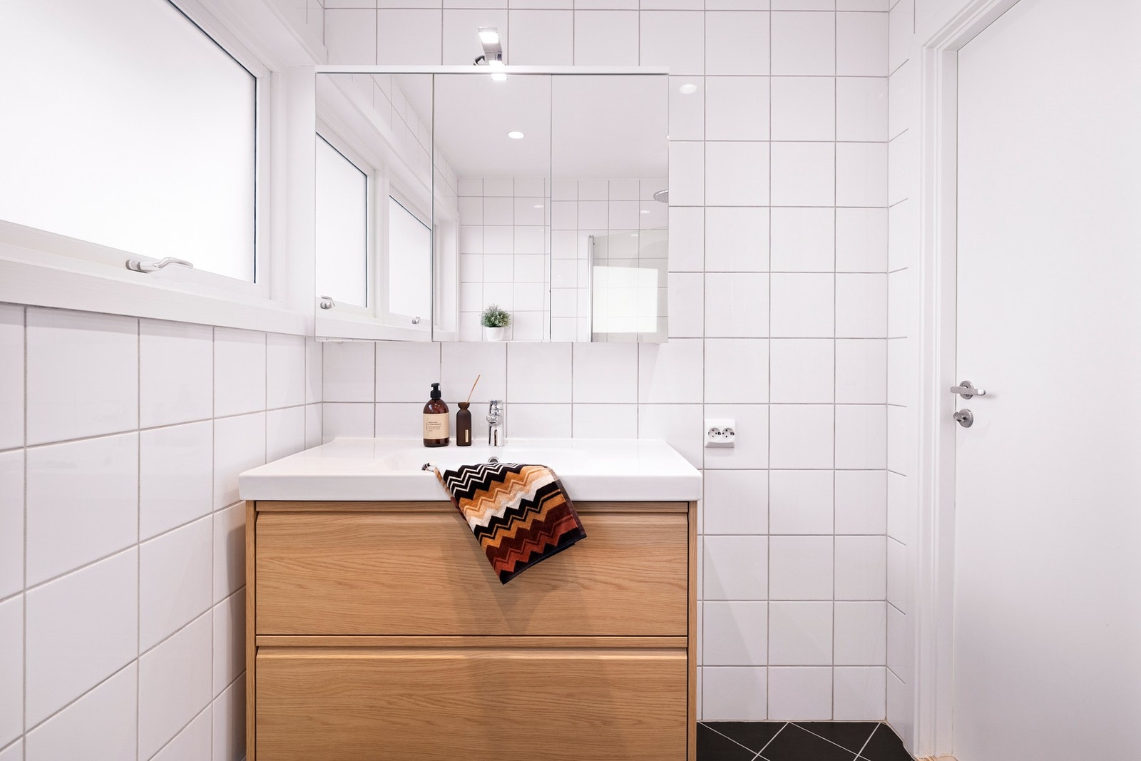 Hovedbadet i 2. etasje fremstår funksjonelt og pent, med flislagte overflater og varmekabler i gulv som gir god komfort i hverdagen. Galleribilde