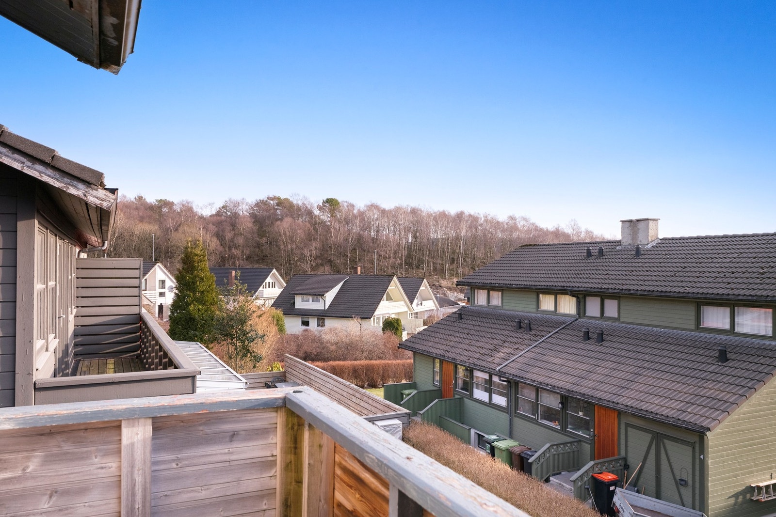 Her kan man nyte morgenkaffen med flott utsikt. Galleribilde