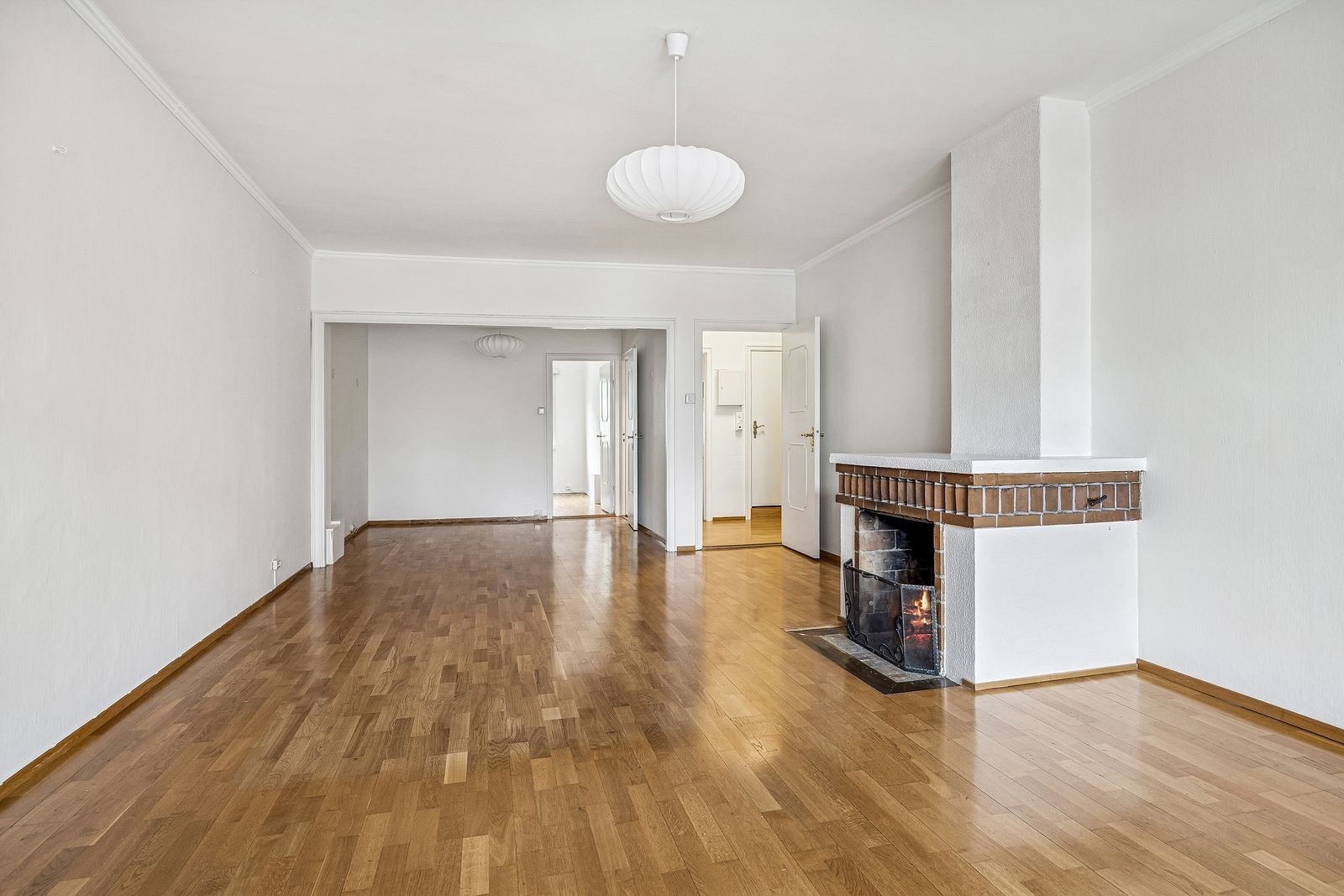 Romslig stue i tilknytning til spisestue med egen peis. Galleribilde