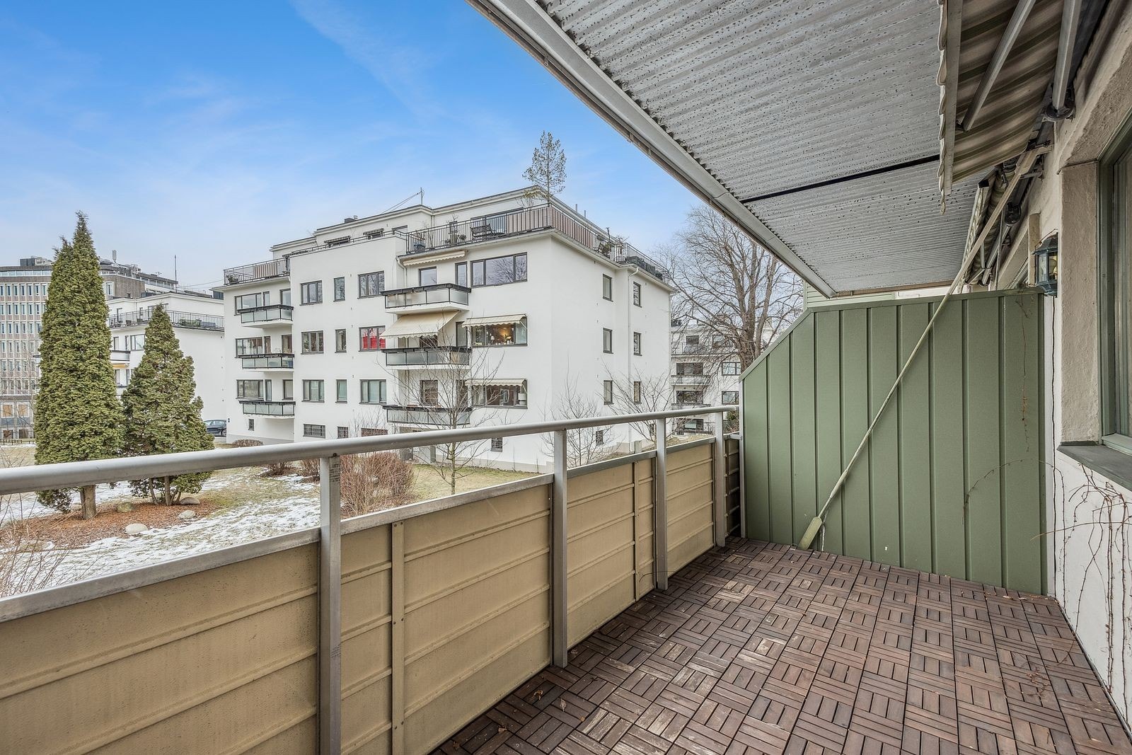 Romslig balkong med utsyn mot hyggelig og rolig utsyn. Galleribilde