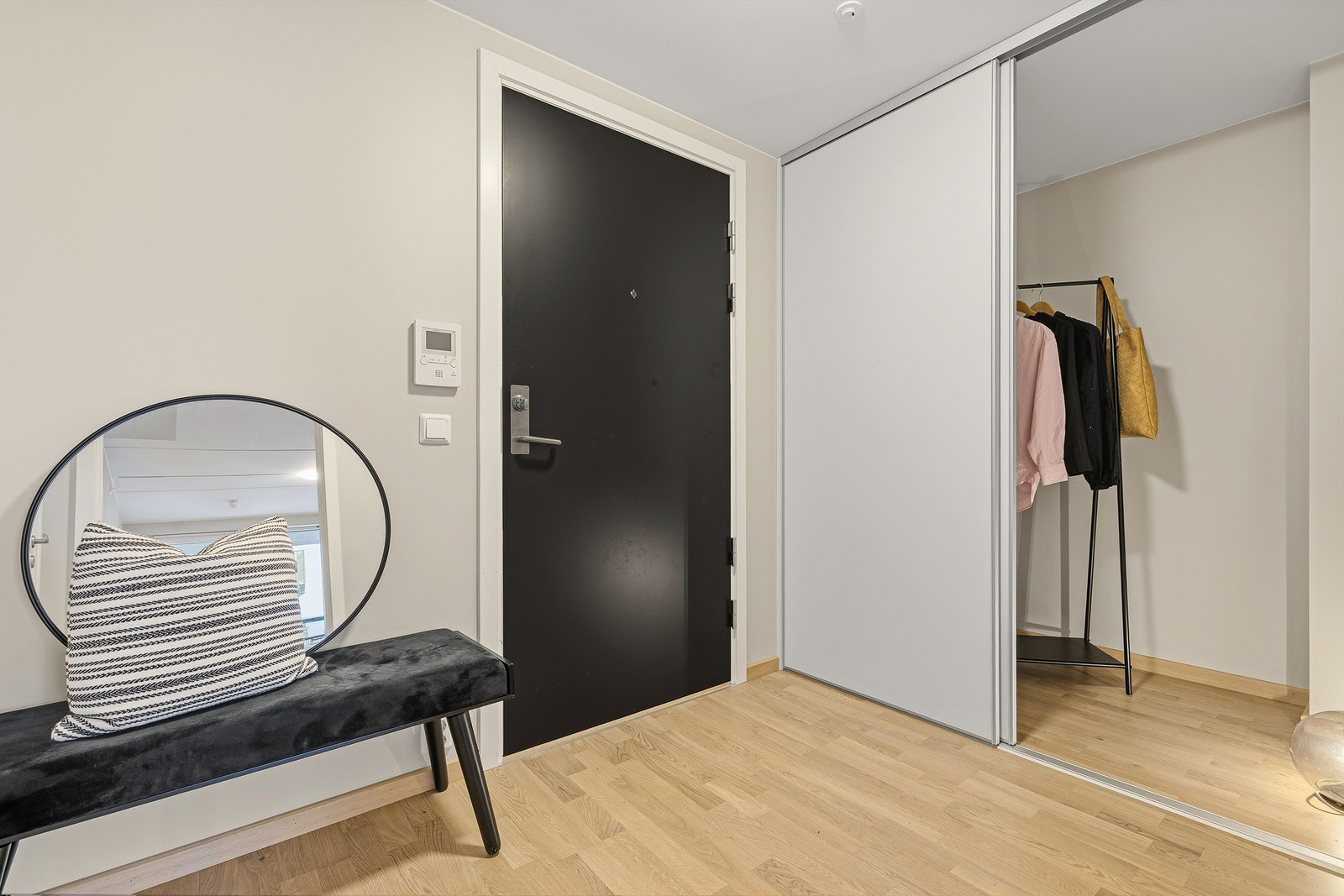 Innbydende entré med skyvedørsgarderobe for praktisk oppbevaring av yttertøy. Galleribilde