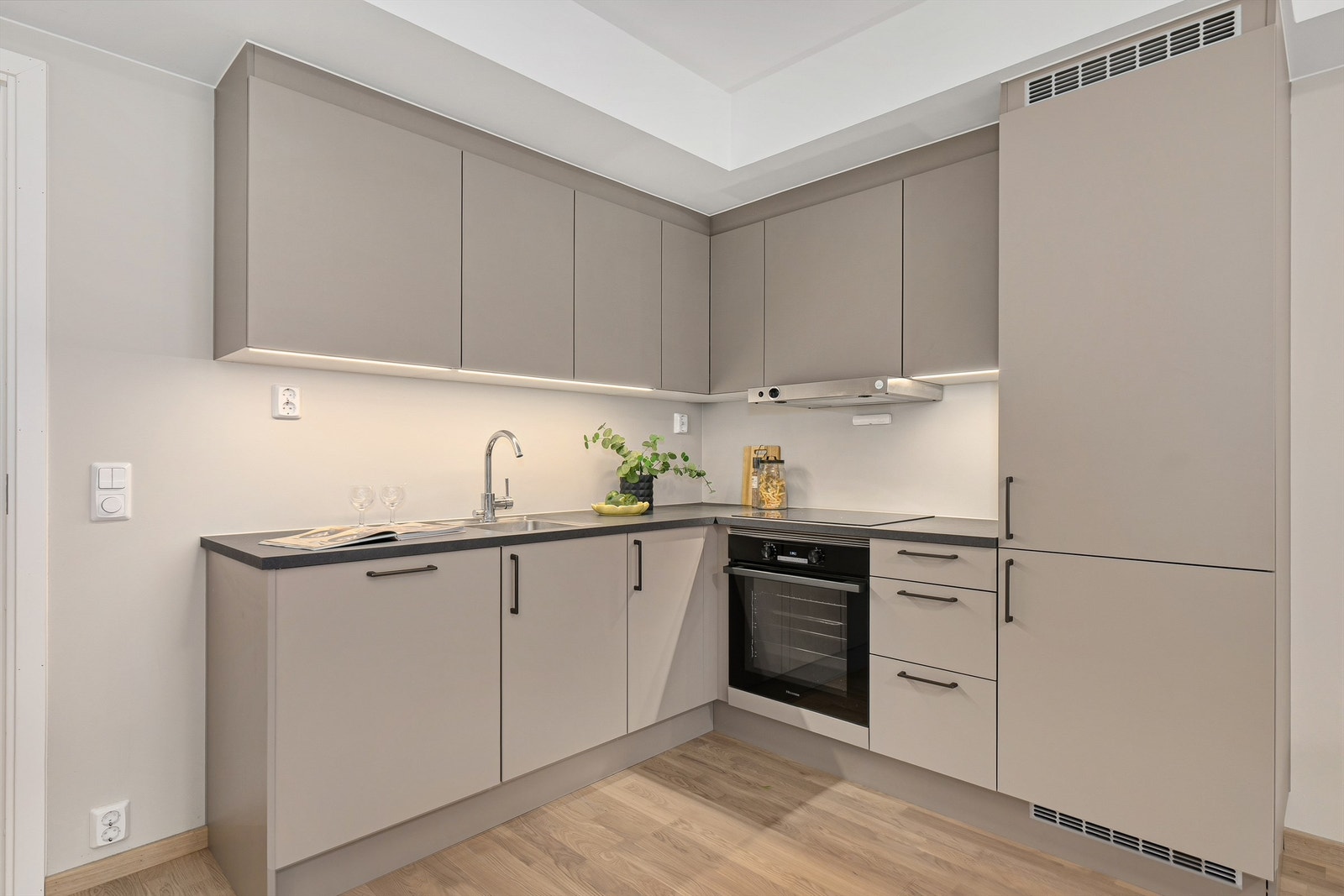 Stilrent og moderne kjøkken med god skap- og benkeplass. Galleribilde