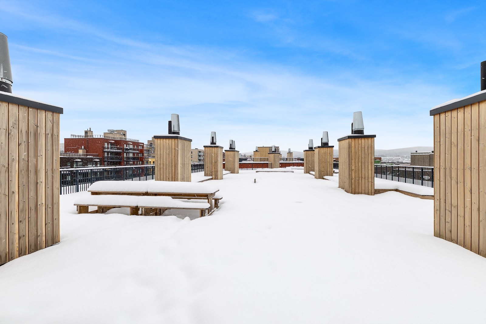 Sameiet disponerer en felles takterrasse med sittegrupper. Galleribilde