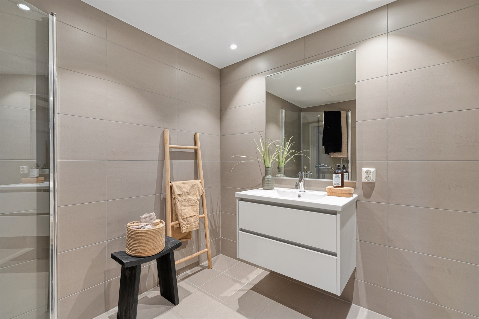 Baderomsinnredning med heldekkende servant og god oppbevaringsplass i skuffer. Galleribilde