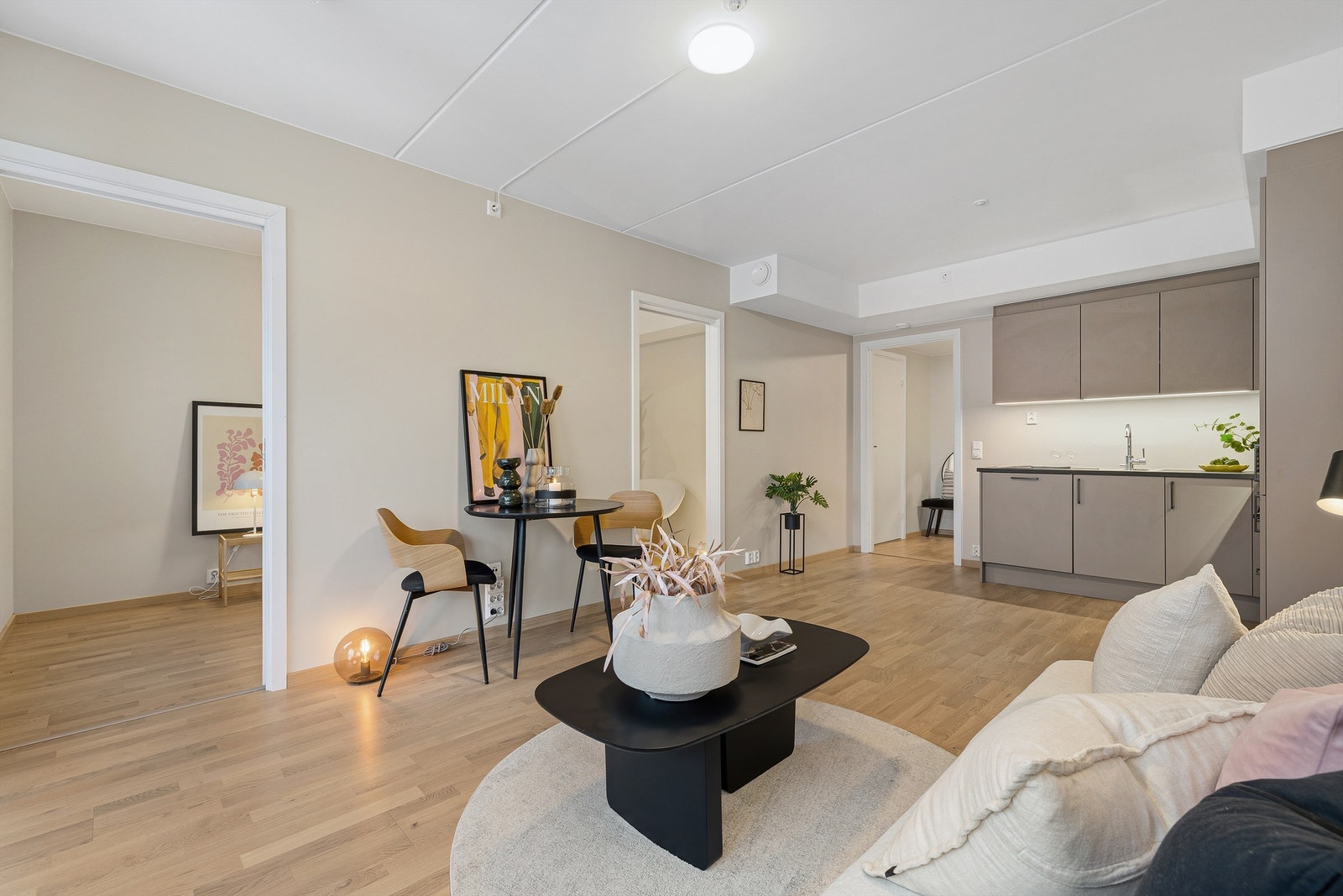 Stue og kjøkken er i en åpen og sosial løsning Galleribilde