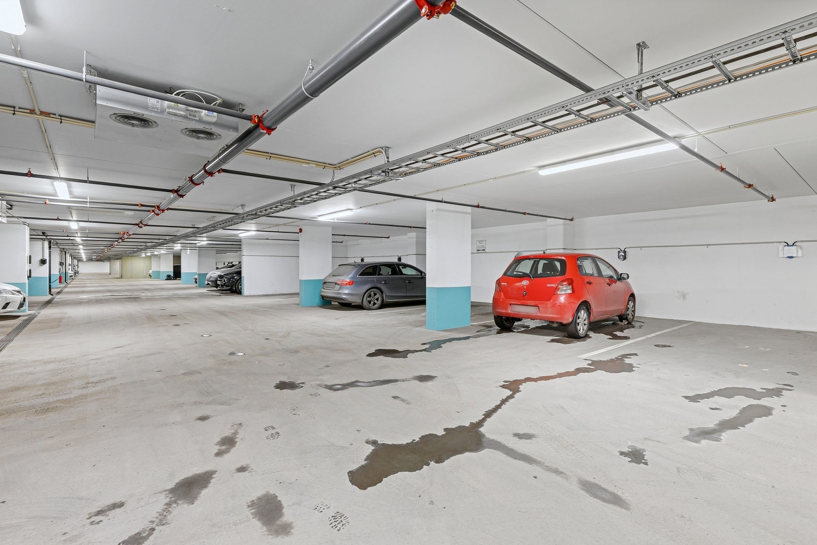 Det følger parkeringsplass i felles garasjeanlegg. Galleribilde