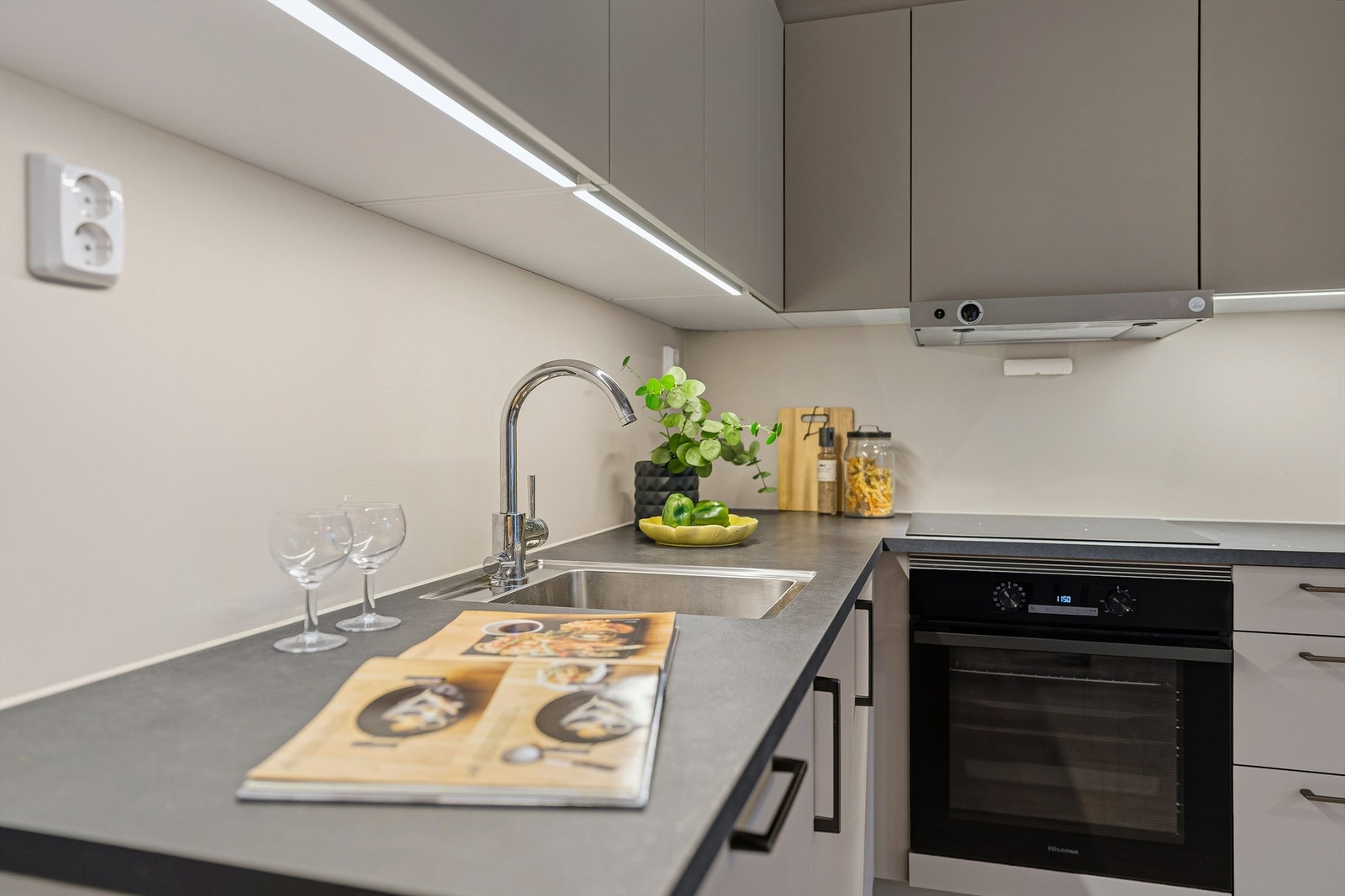 Kjøkkenet er utstyrt med integrerte hvitevarer og har godt med arbeidslys. Galleribilde