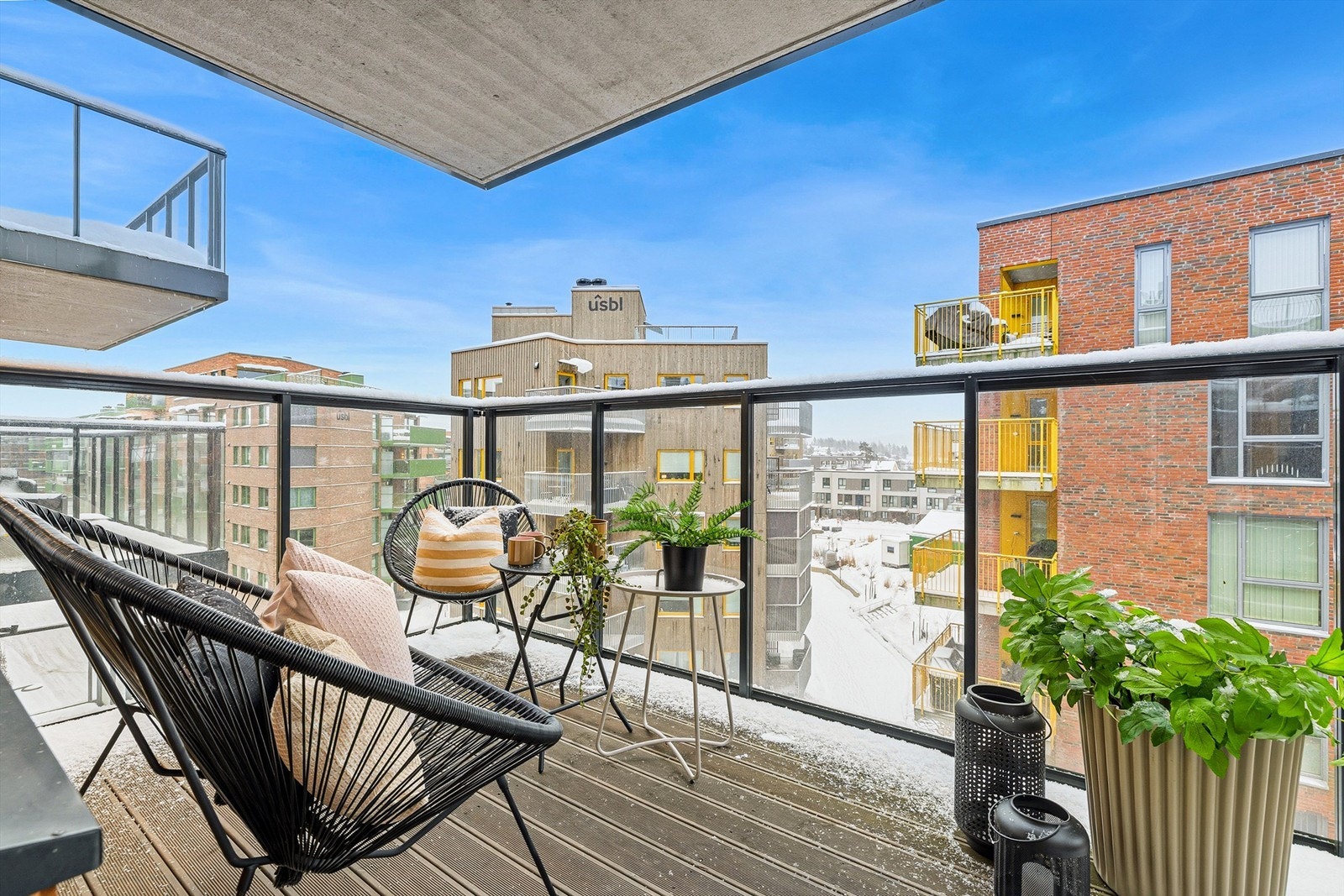 Leiligheten har overbygget balkong høyt og fritt med fin utsikt Galleribilde