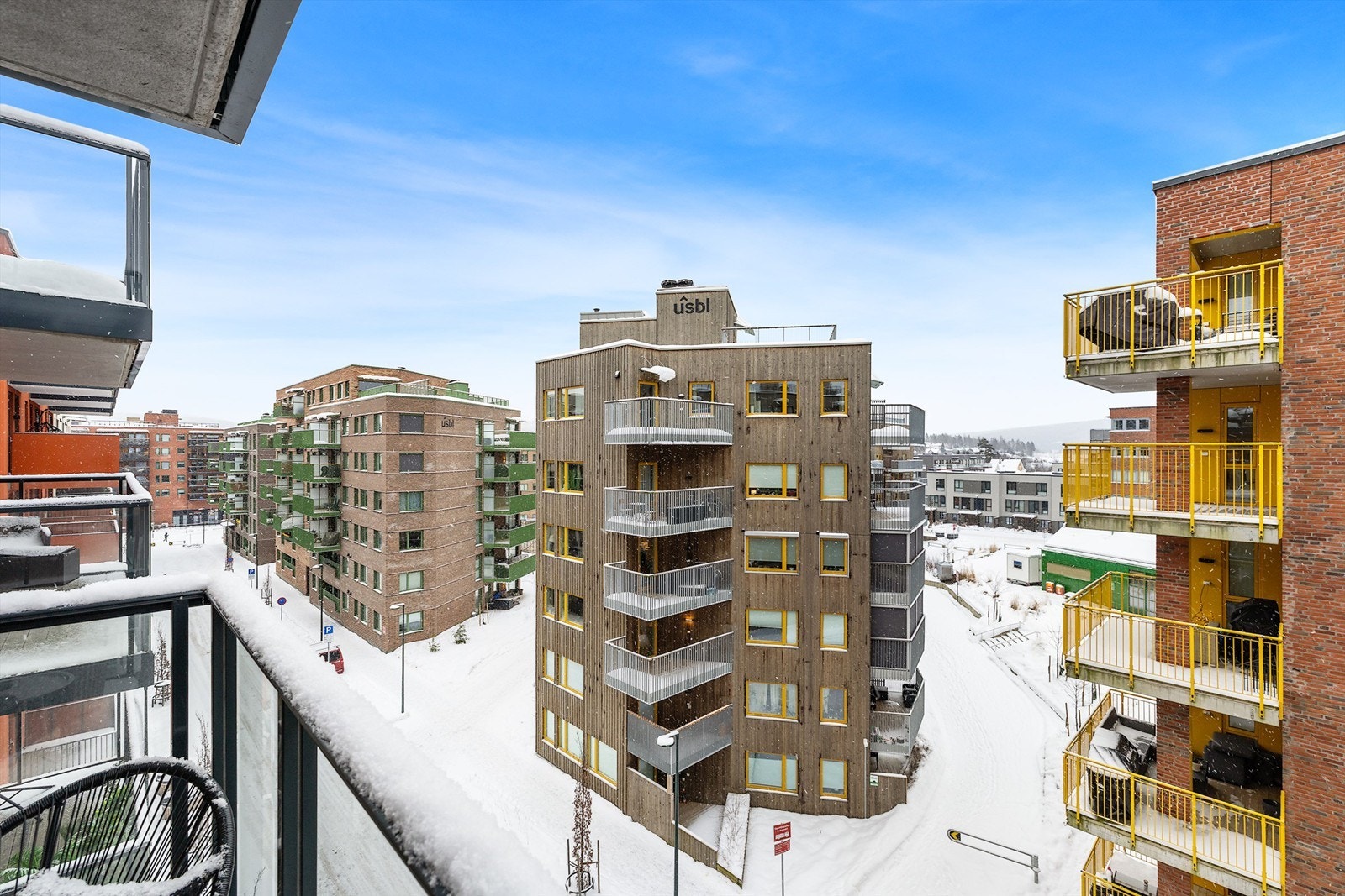 Fra balkongen har man utsikt over et sentralt og nyetablert boligområde. Galleribilde