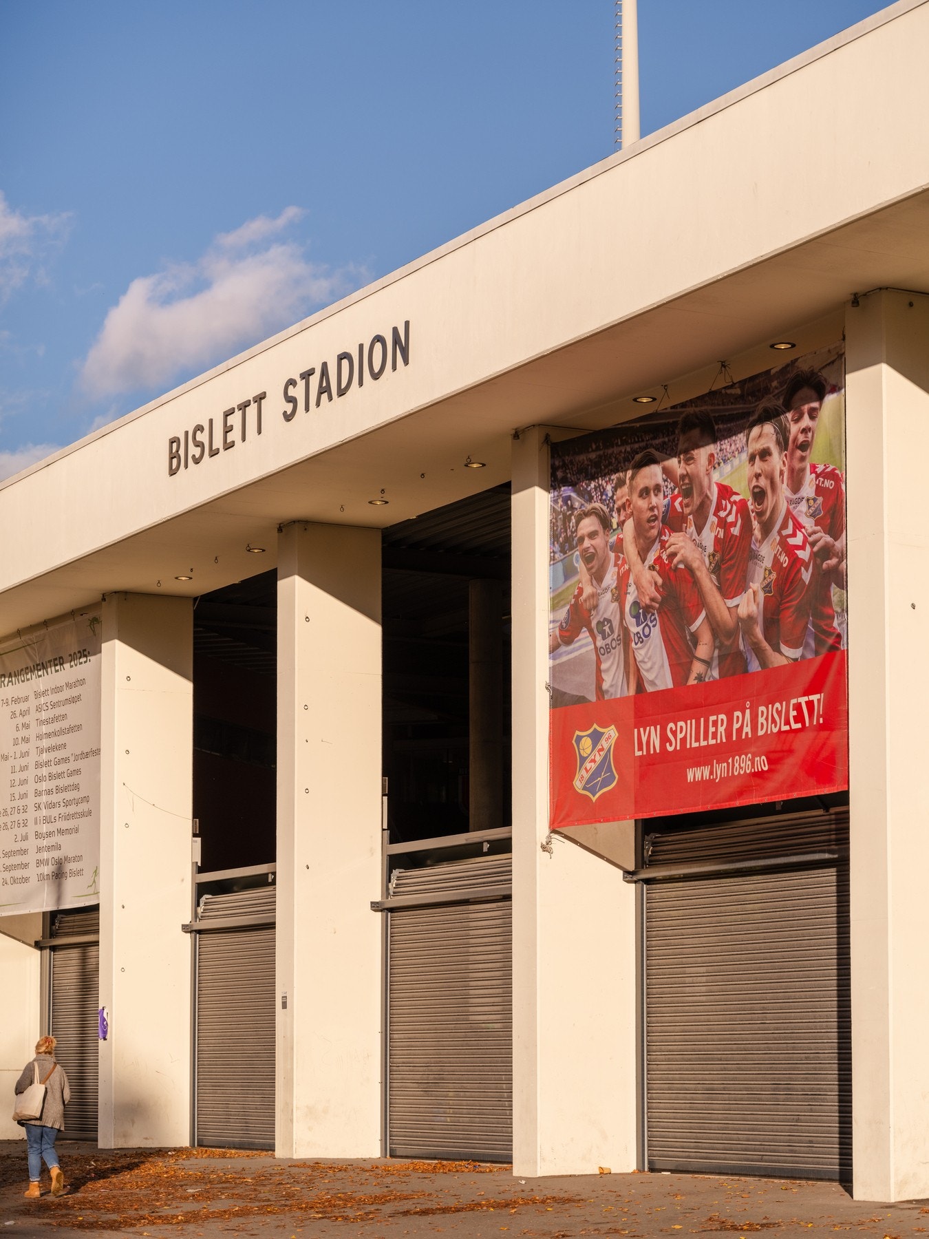 Bislett stadion er en flott treningsarena for deg som vil løpe på bane eller bruke tribunetrappene til å gå, hoppe eller løpe deg i form. Anlegget er åpent for alle og gratis å bruke. Galleribilde