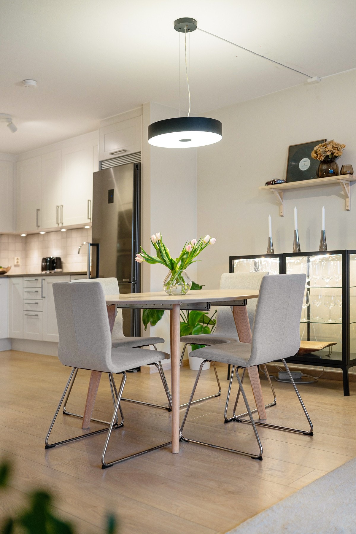 Gjennomgående bruk av pent énstav gulv i hele boligen. Stuen ble malt opp i 2023. Galleribilde