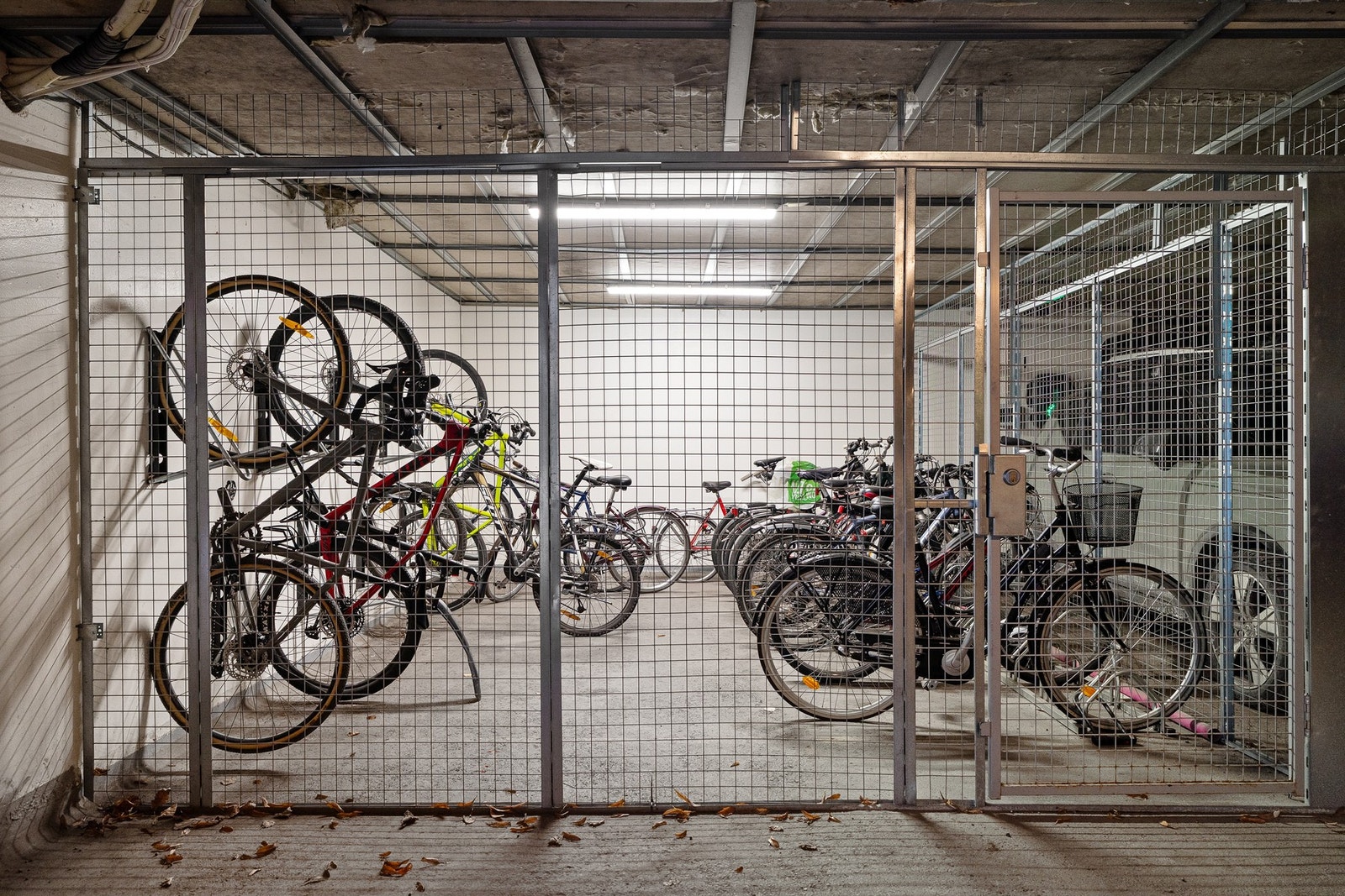 Felles låst sykkelbod. Galleribilde