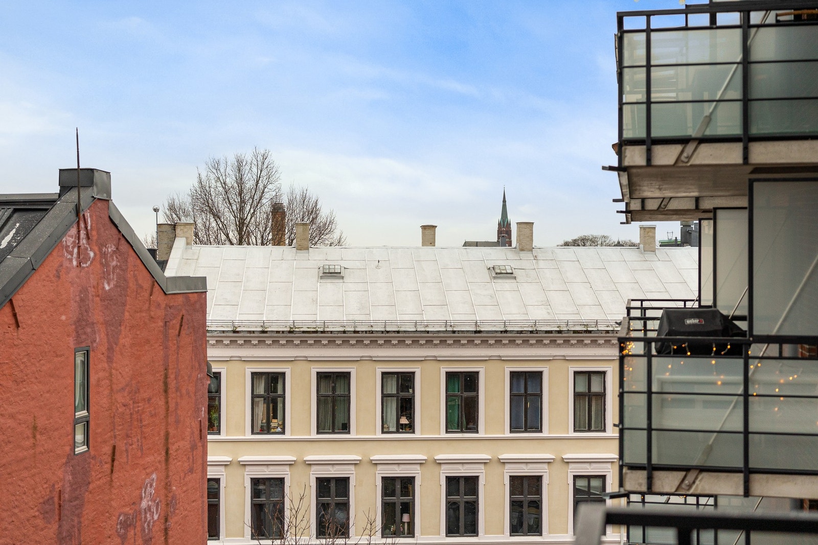 Balkongen vender mot stille indre gårdsrom. Galleribilde