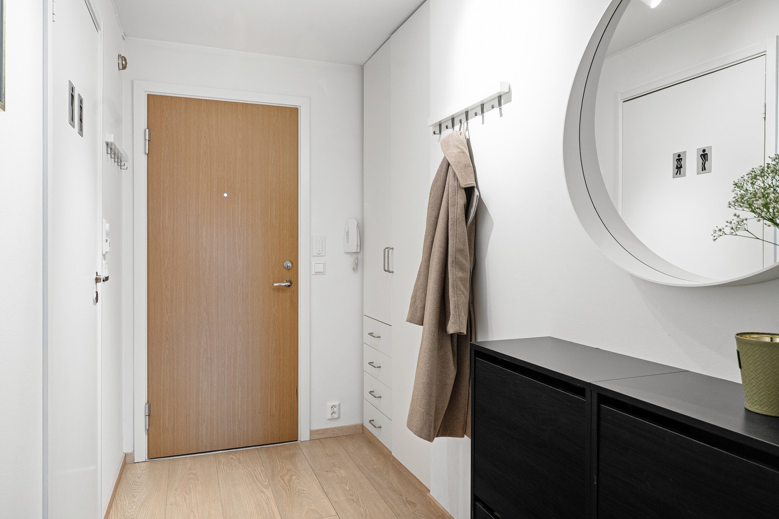 Brann- og lydklassifisert entrédør med kikkehull. Callinganlegg med portåpner. Det er heis i bygget. Galleribilde