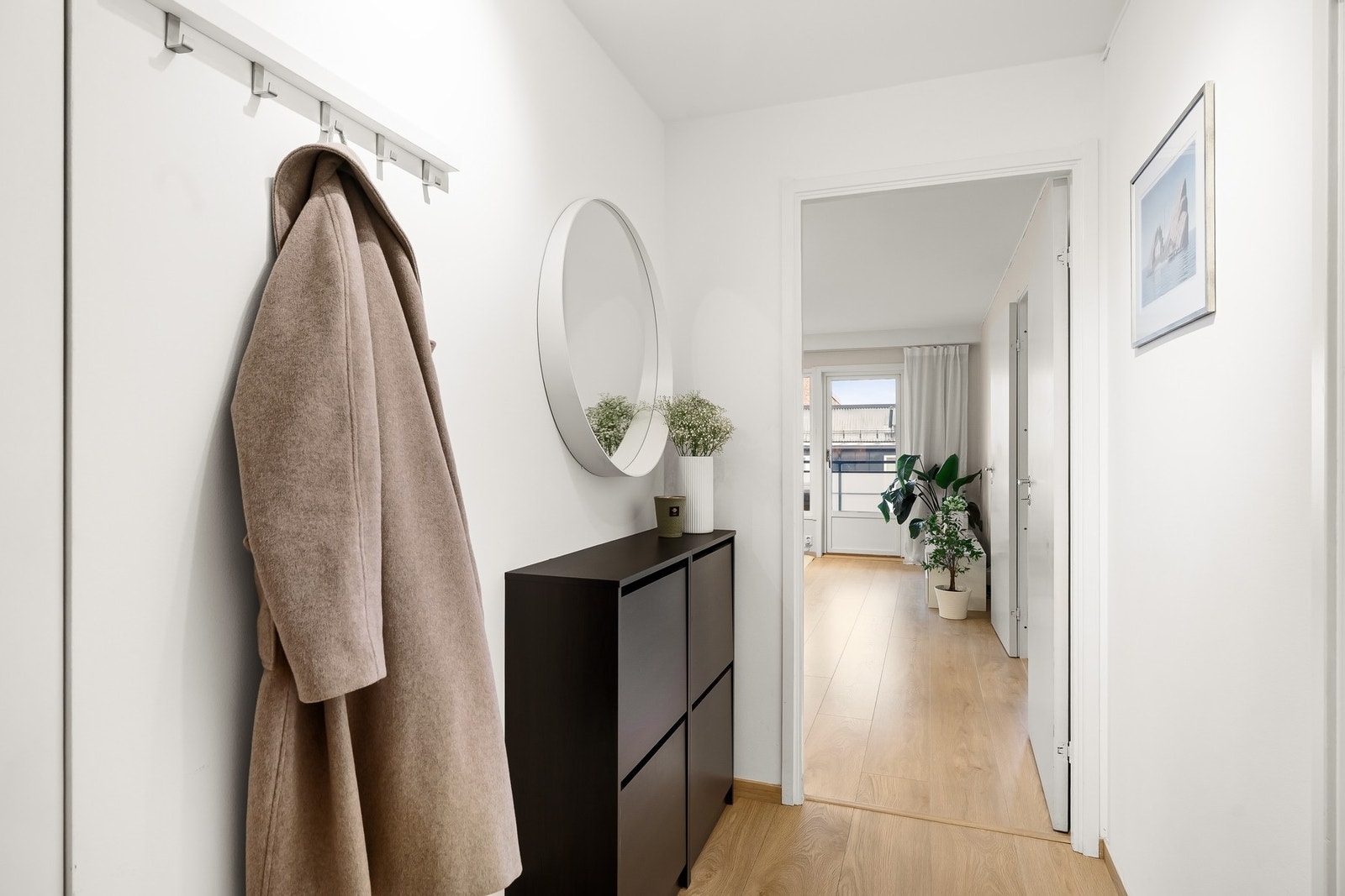 Boligen har en lys og praktisk entré/gang med god plass til oppheng av yttertøy og sko, samt praktisk garderobeskap. Galleribilde