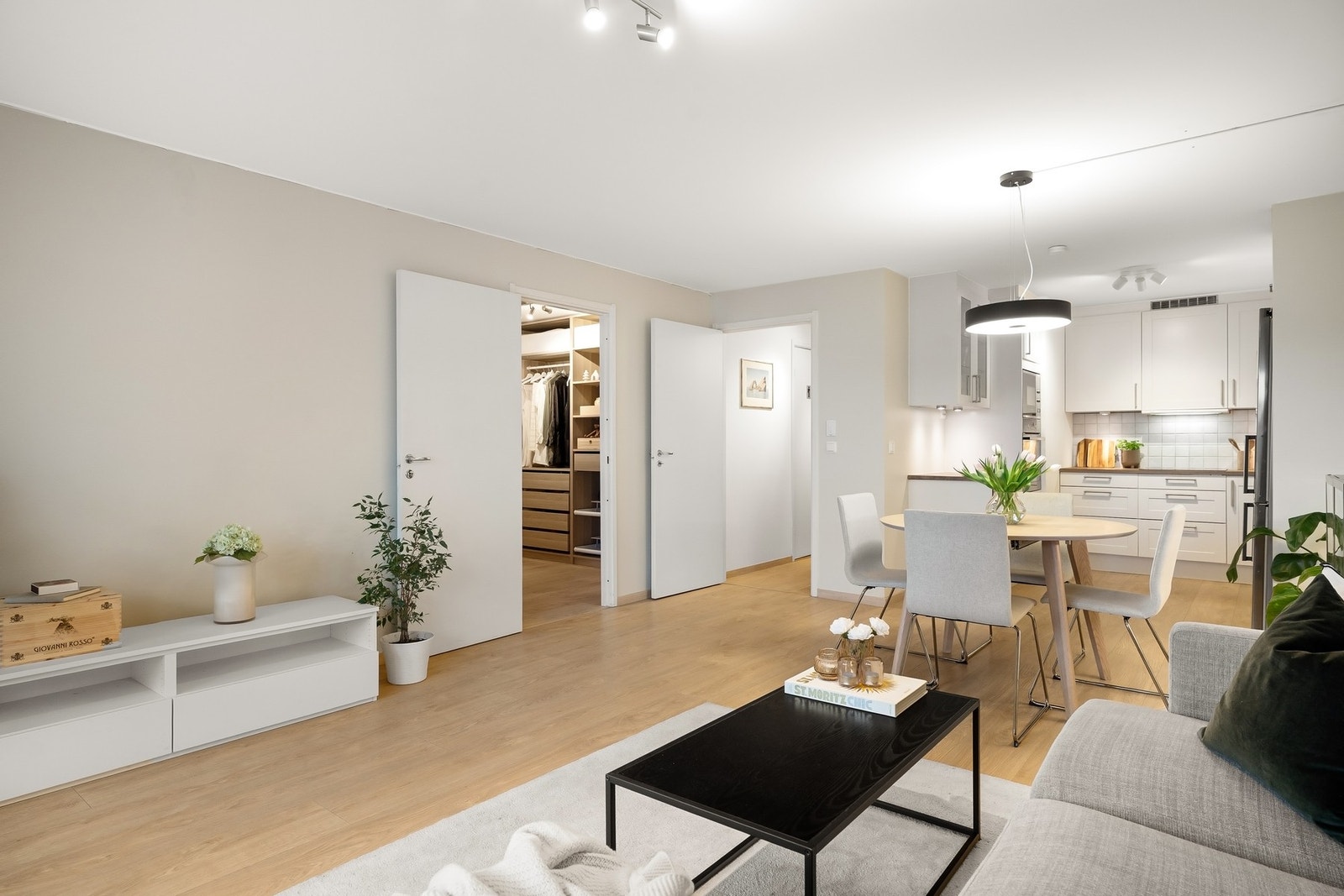 Moderne, åpen og sosial stue- og kjøkkenløsning med god soneinndeling. Galleribilde