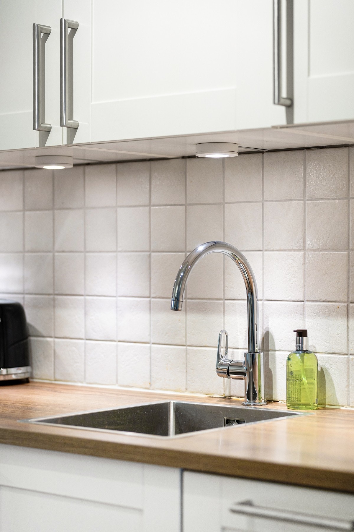 Lekker benkeplate med planlimt oppvaskkum. Det er fliser over benken og i sprutsone. Galleribilde