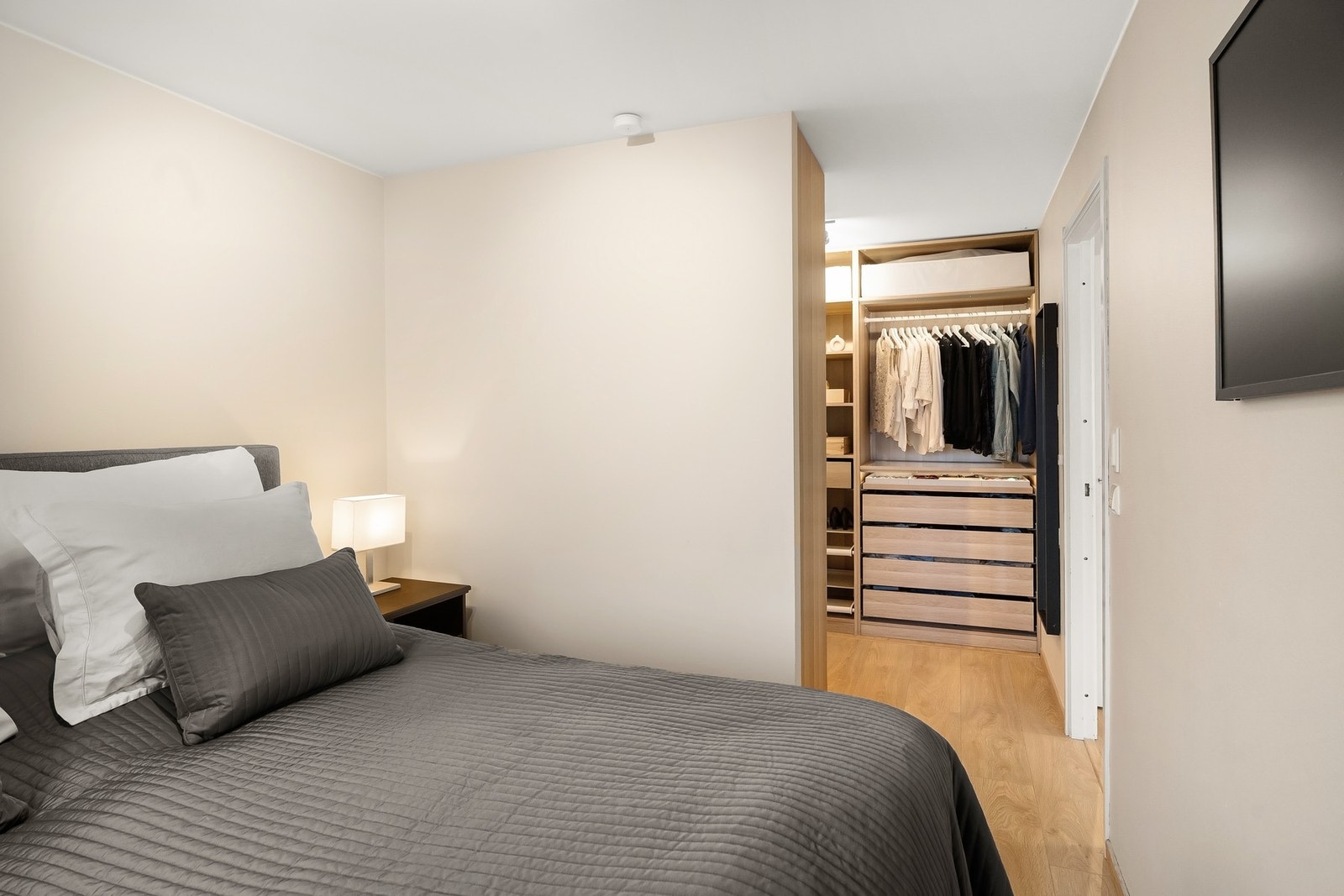 På soverommet er det etablert et stort walk-in-closet. Galleribilde