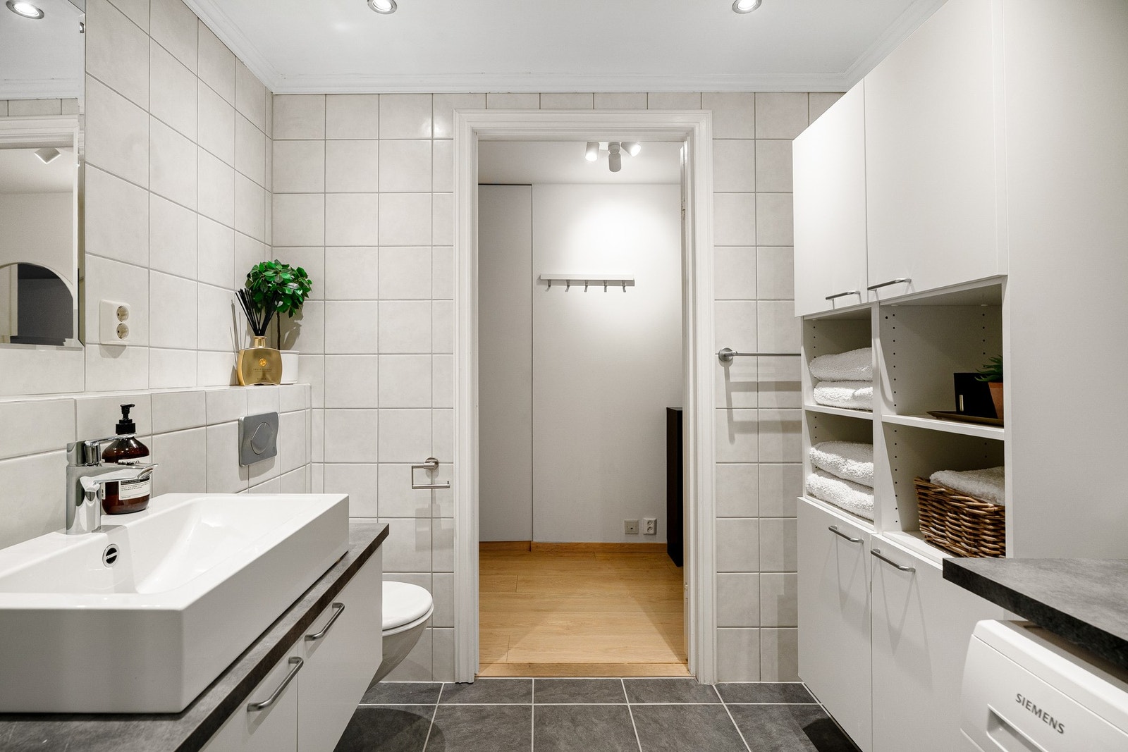 Godt utstyrt bad med godt med skapplass. Galleribilde