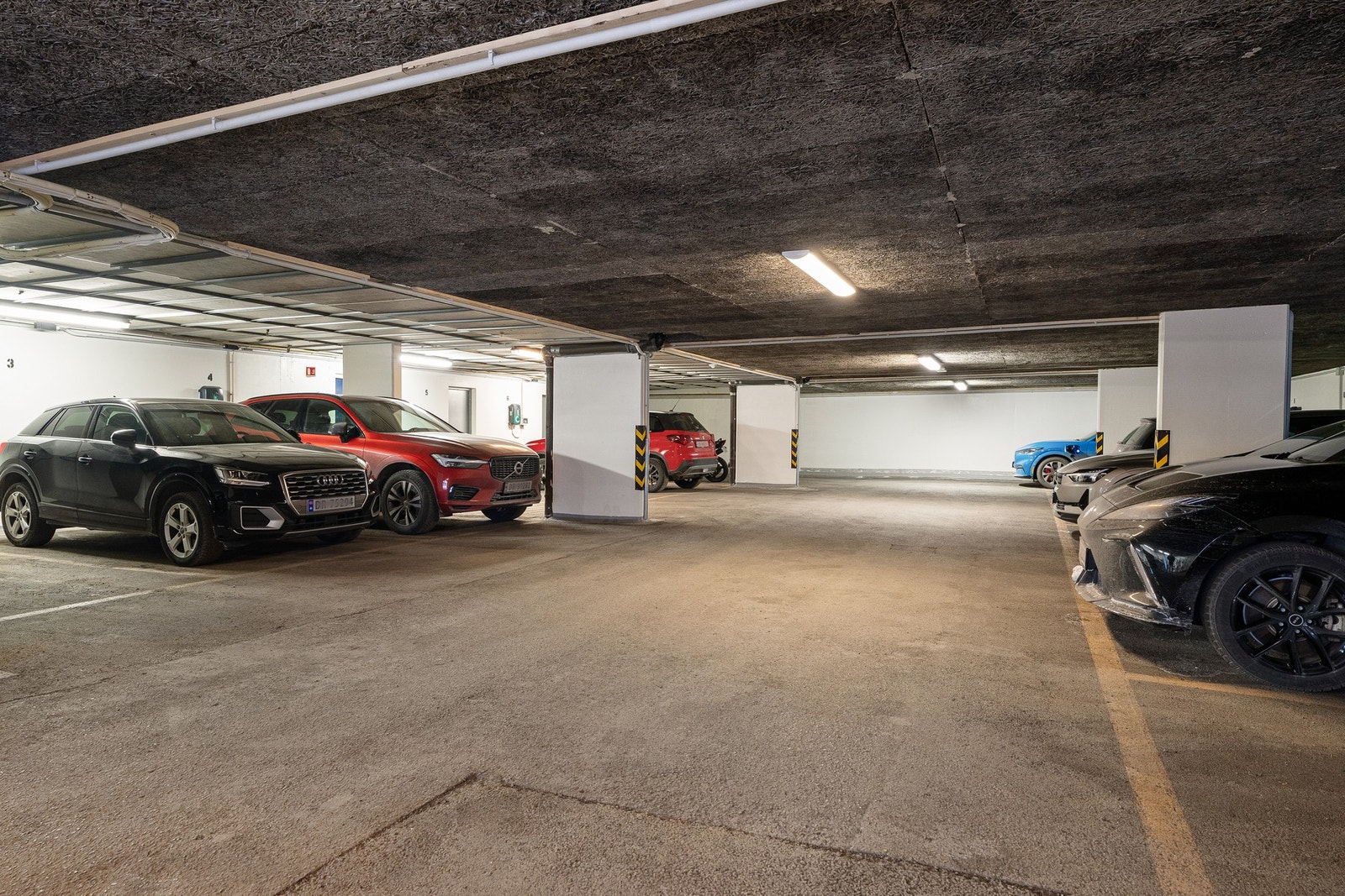 I bygget er det garasjekjeller med plasser som leies ut til beboere. Dersom det er flere plasser enn beboere som vil leie, leier borettslaget ut plassene eksternt for ekstra inntekt. Beboere har likevel fortrinn ved ønske om plass. Galleribilde