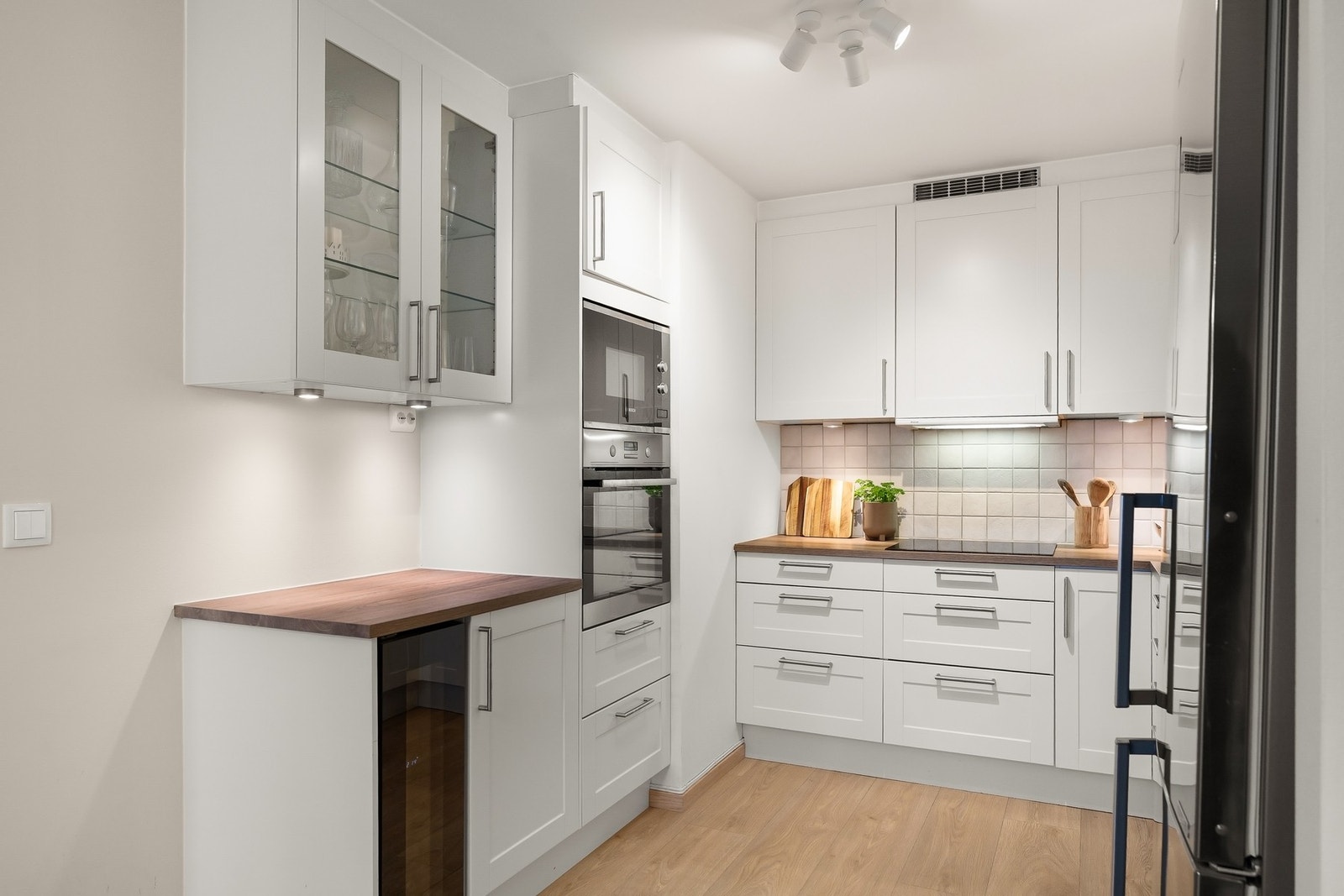 Integrert induksjonsplatetopp, oppvaskmaskin, vinskap, stekeovn og mikro. Galleribilde