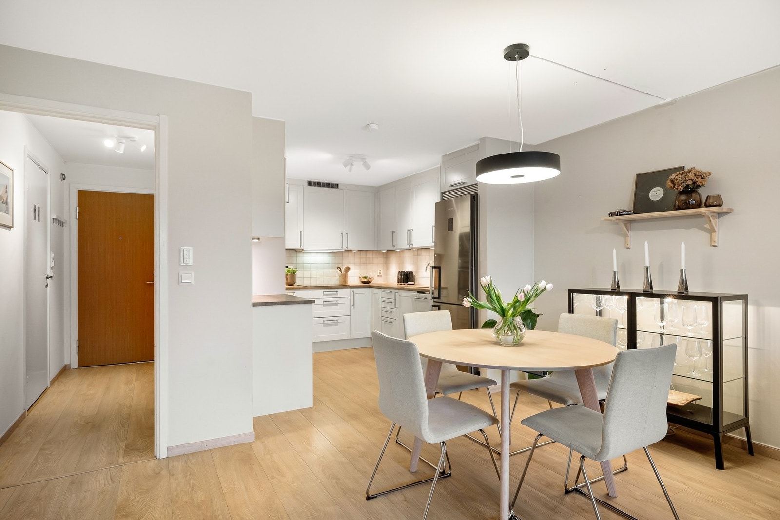 God plass til stor spisebordsgruppe som danner et naturlig skille mellom kjøkken- og stuedel. Galleribilde