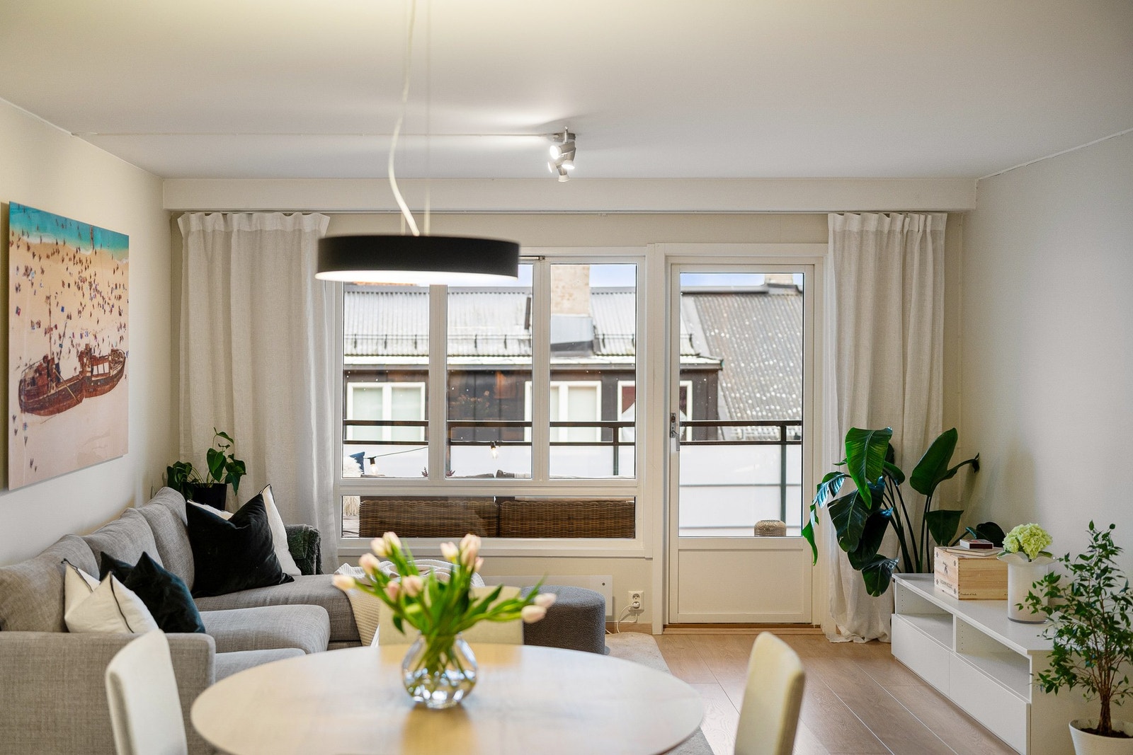 Boligen har store vindusflater i stuen som sørger for gode lysforhold. Galleribilde