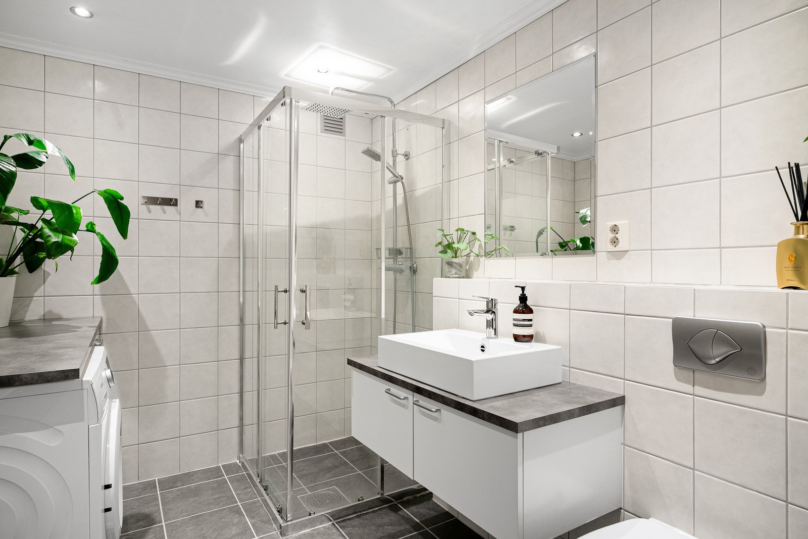 Delikat flislagt bad med downlights i himling. Galleribilde