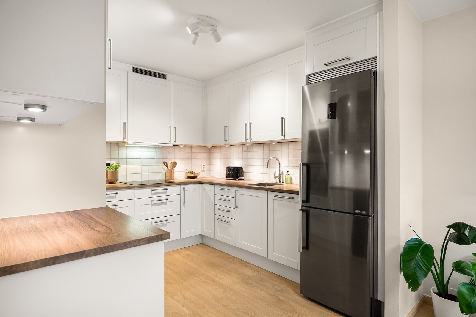 Nisje for kjøl/frys. Kjøl/fryseskap medfølger. Galleribilde