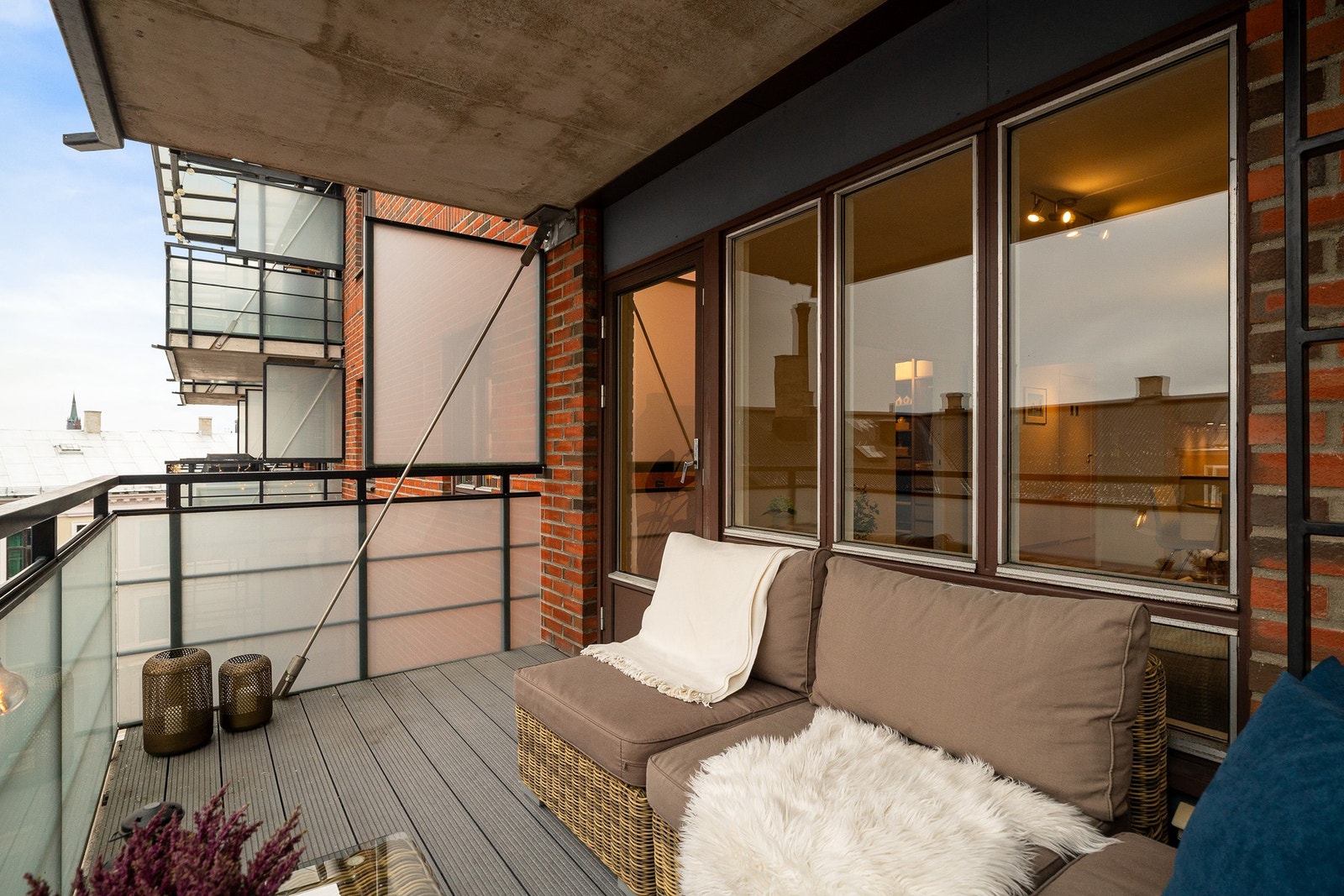 Balkongen kan oppleves som en forlengelse av stuen på sommerhalvåret. Galleribilde