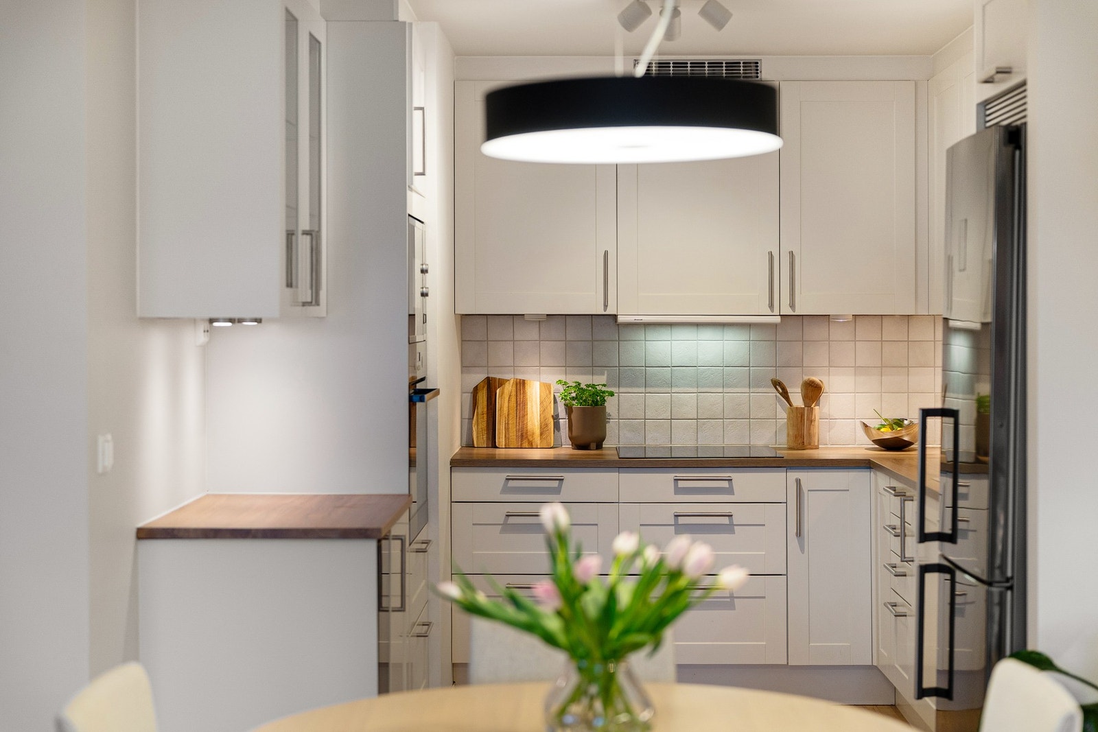 Pen, takhøy kjøkkeninnredning. Galleribilde