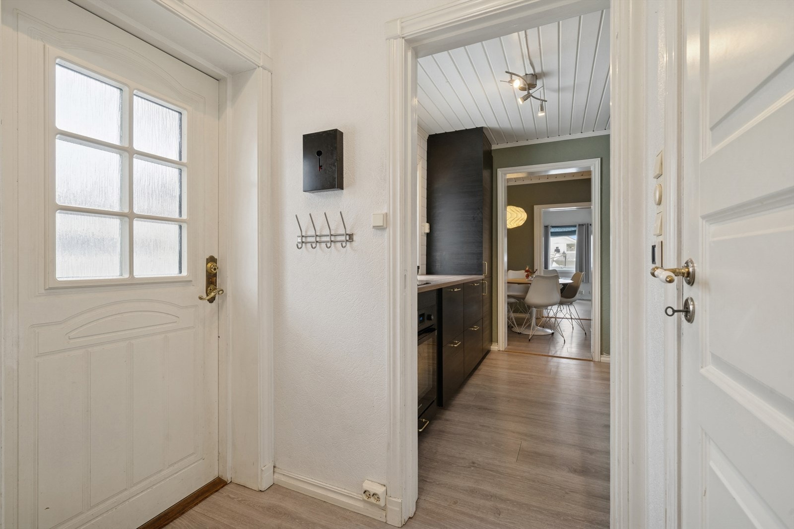 Romslig entré som leder inn til kjøkkenet og badet. Galleribilde