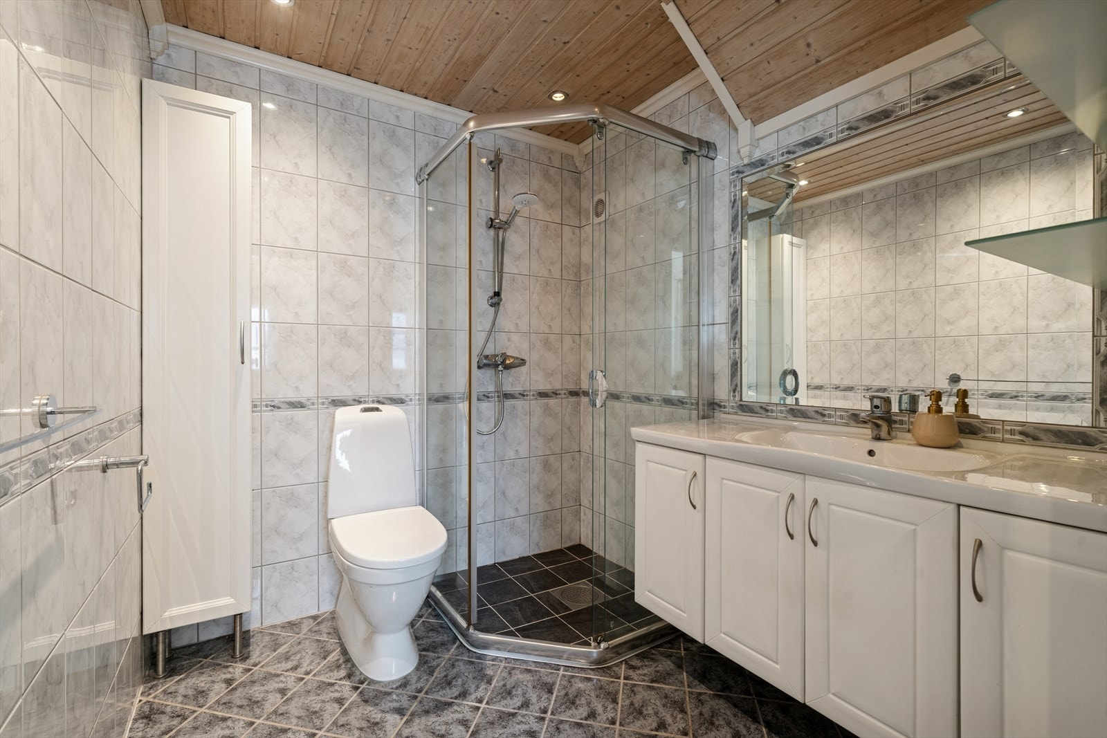 Badet er fulfliset med deilige varmekabler i gulvet. Galleribilde