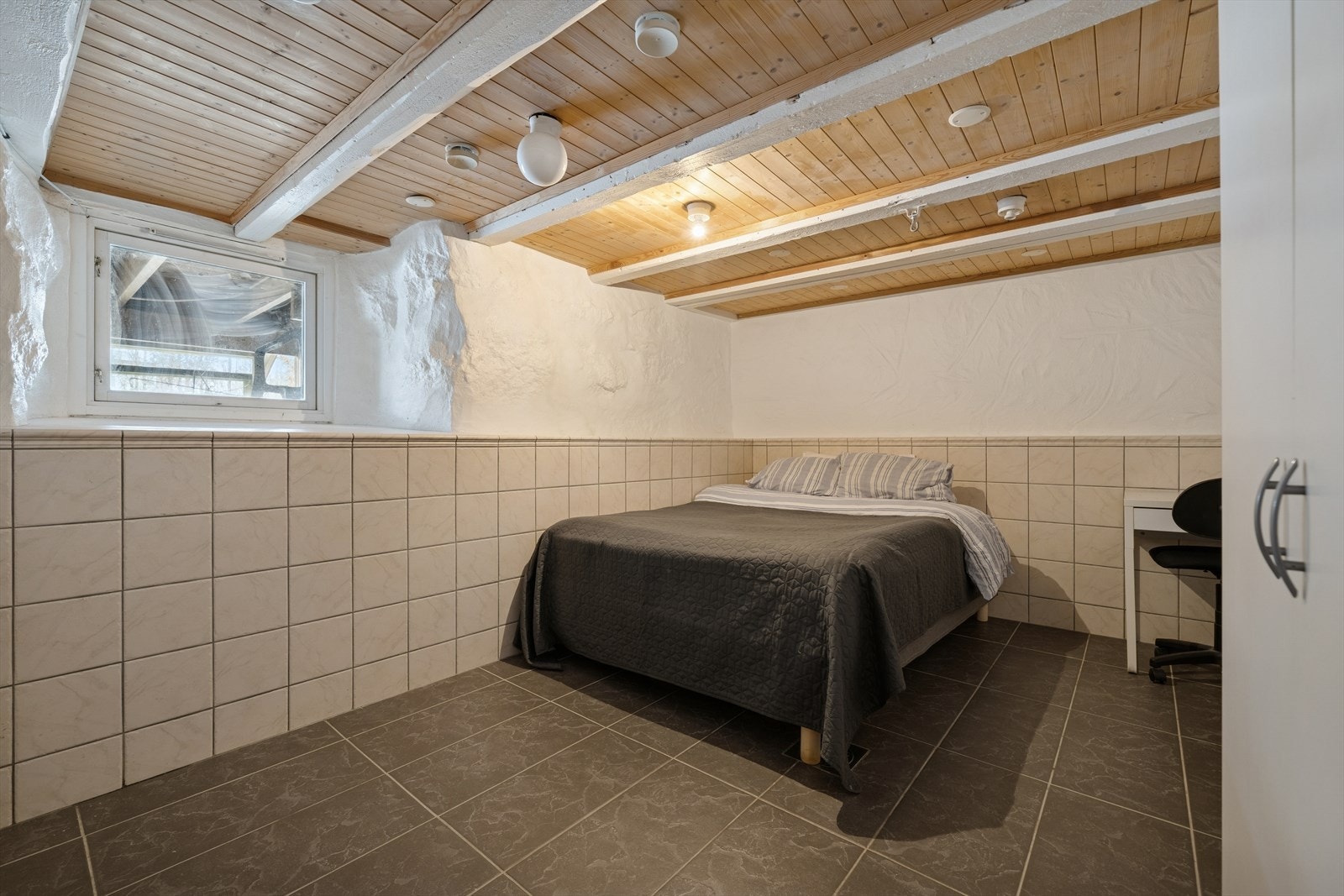 Deler av kjelleretasjen er innredet som soverom(ikke godkjent, se pkt ferdigattest).
Her er det fliser på gulv med deilig varmekabler, og delvis fliser på vegg. Galleribilde