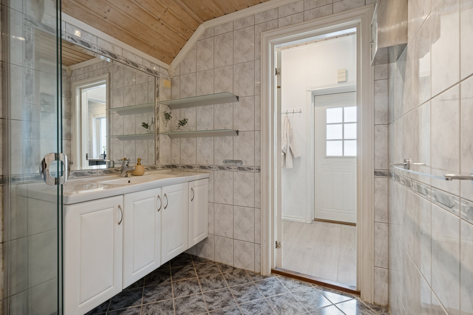 Her er det innredet med skapservant, dusjnisje og toalett. Galleribilde