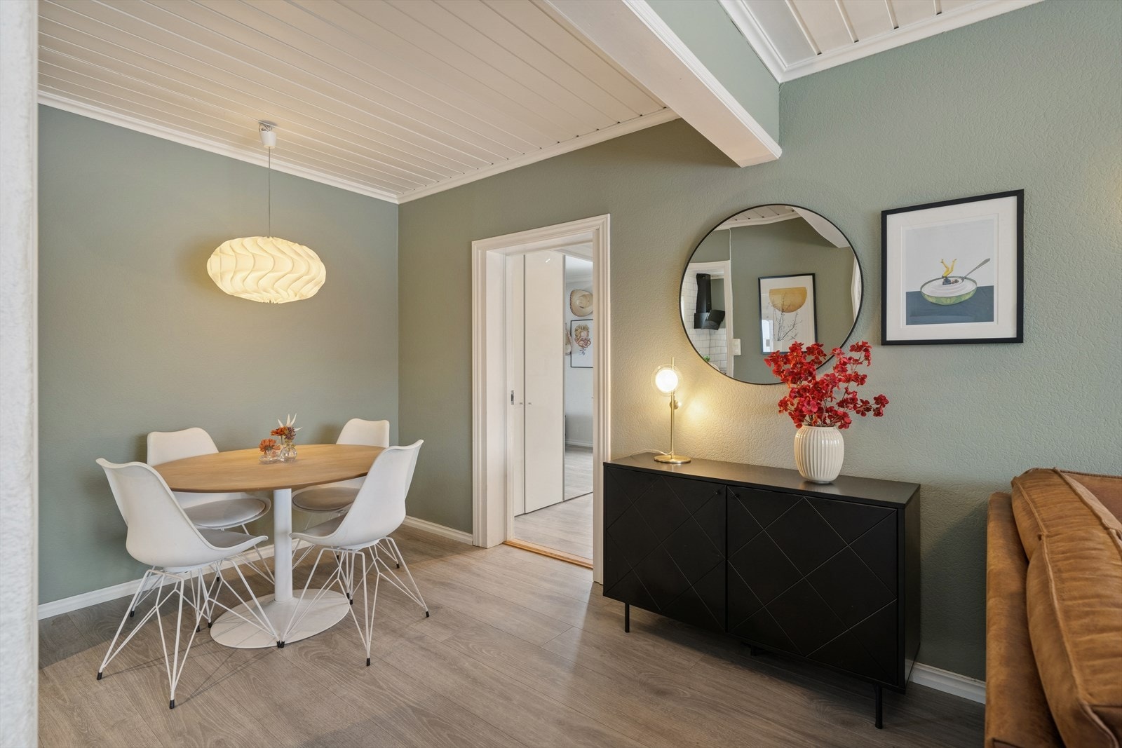 Videre fra stuen kommer vi til gangen som leder til soverom 2 eller ned til kjellerrommet Galleribilde