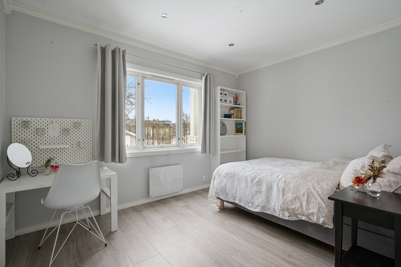 Soverom 2 er også av god størrelse.
Her er det plass til seng, skrivebord, nattbord og eventuelt garderobesystem Galleribilde