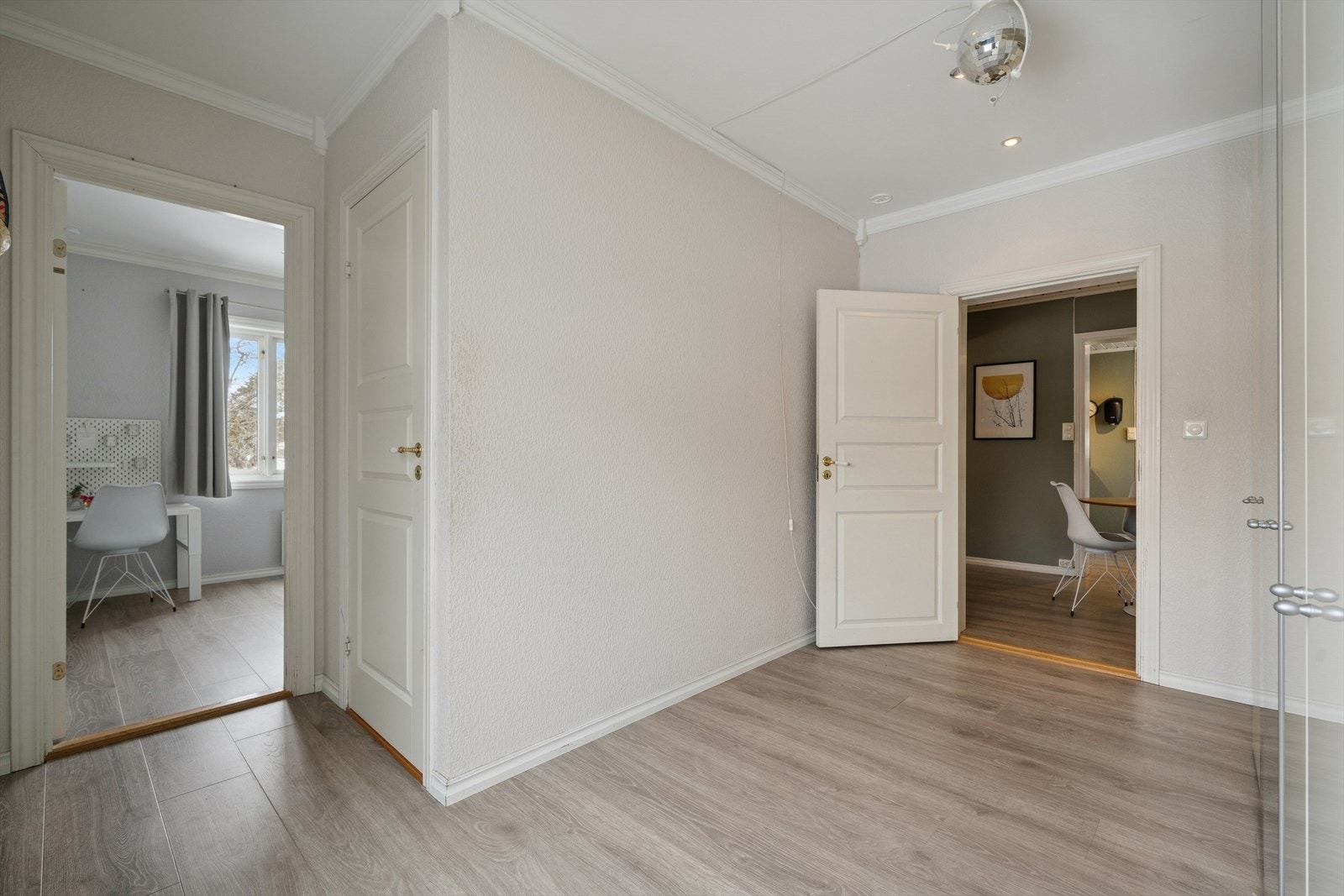 Mellomgangen er av god størrelse og har god plass til garderobe eller annen oppbevaring Galleribilde