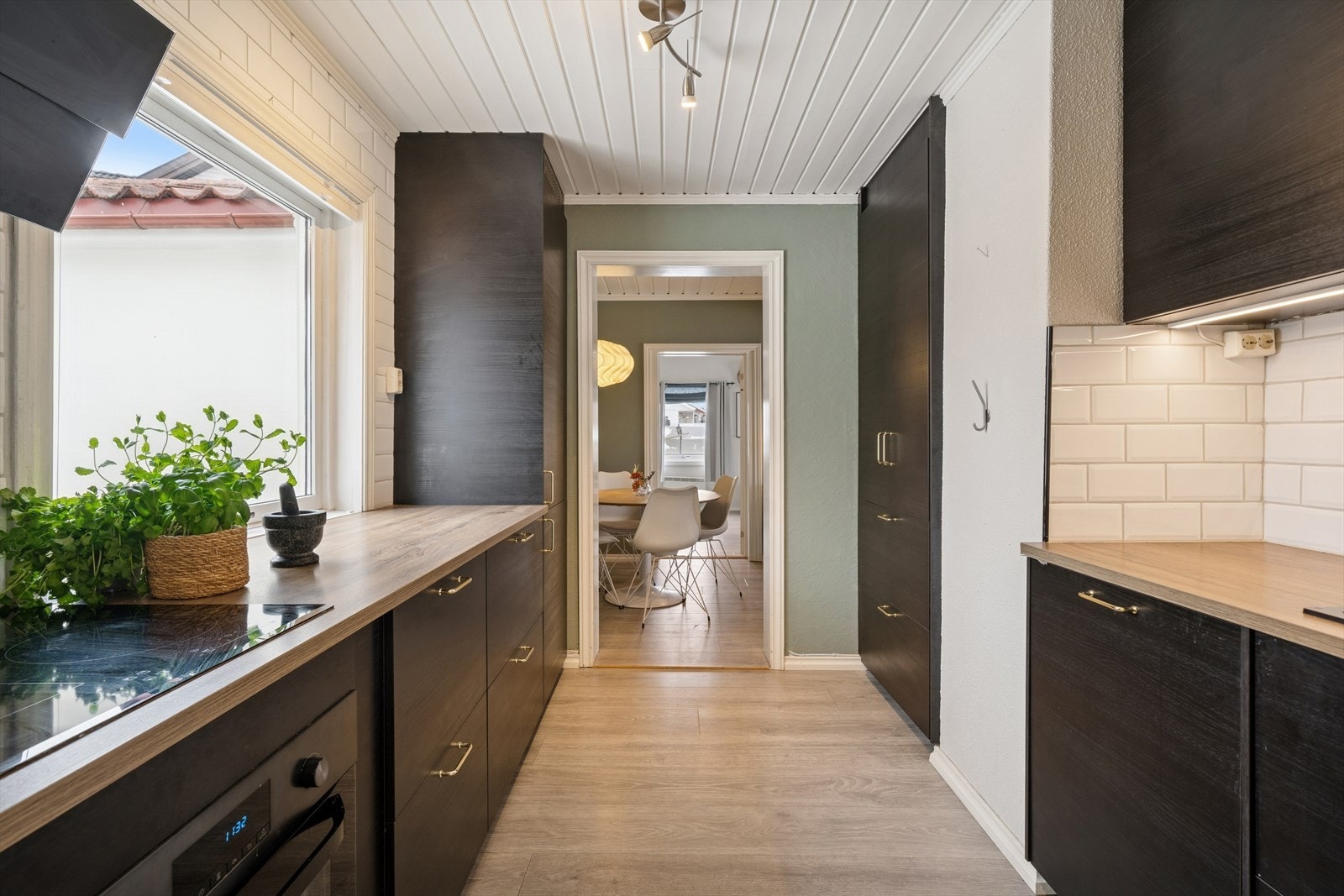 Fra kjøkkenet kommer en videre inn til stuen Galleribilde